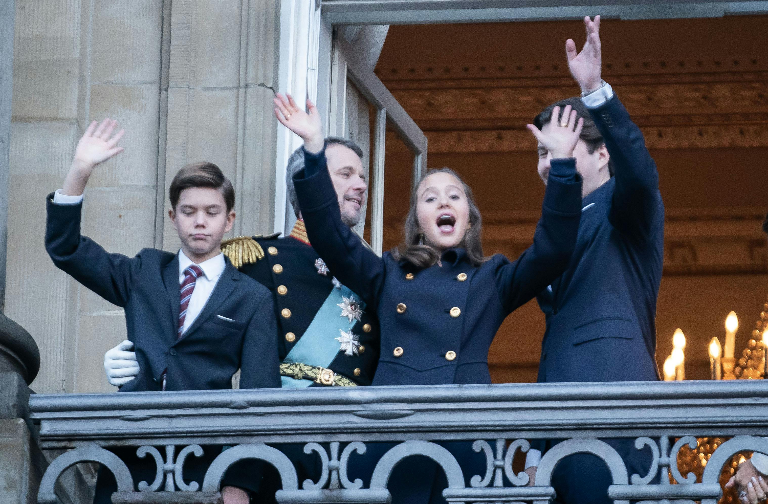 Der blev vinket stort til det fremmødte publikum ved Amalienborg Slot søndag.