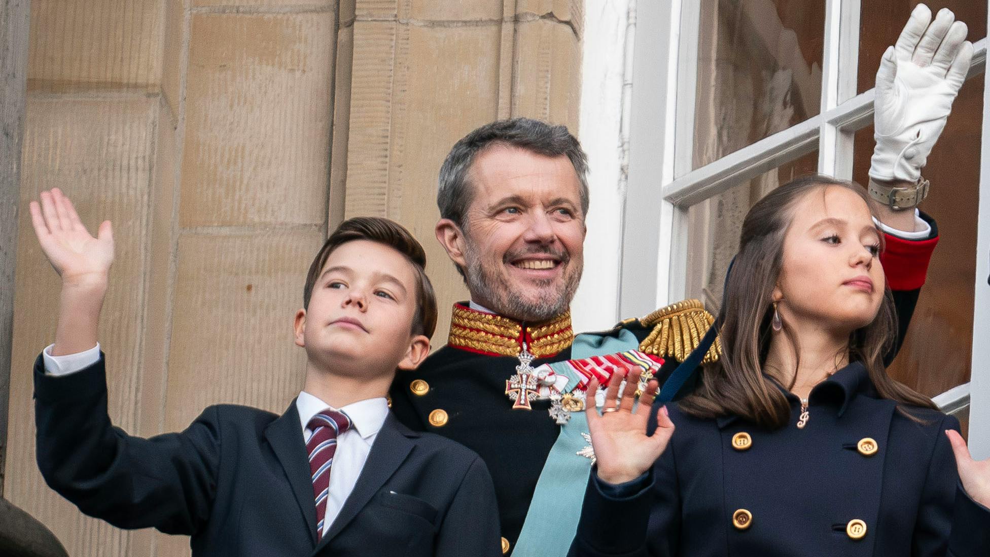Kong Frederik med tvillingerne prins Vincent og prinsesse Josephine.