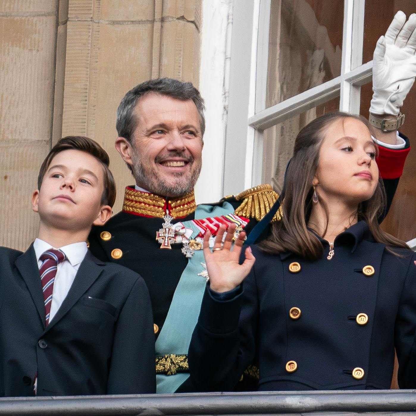 Kong Frederik med tvillingerne prins Vincent og prinsesse Josephine.