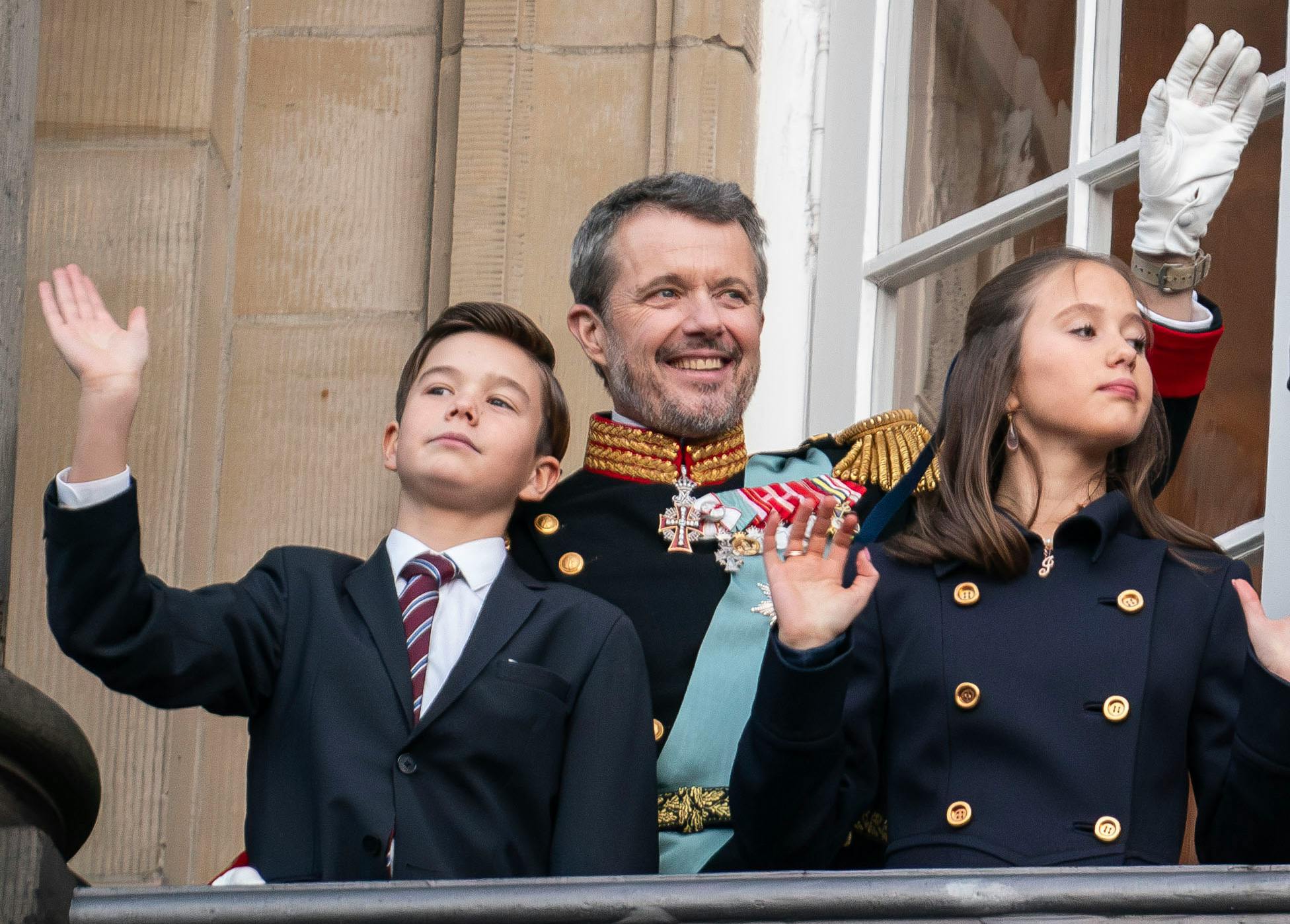 Kong Frederik med tvillingerne prins Vincent og prinsesse Josephine.