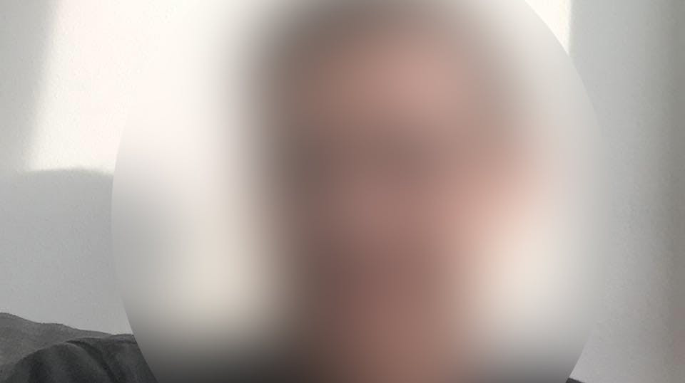 Denne 32-årige mand er tiltalt for at have slået 17-årige Emilie Meng ihjel. Familien til den dræbte pige er dog langt fra interesseret i at høre de voldsomme detaljer i sagen, fortæller bistandsadvokaten.