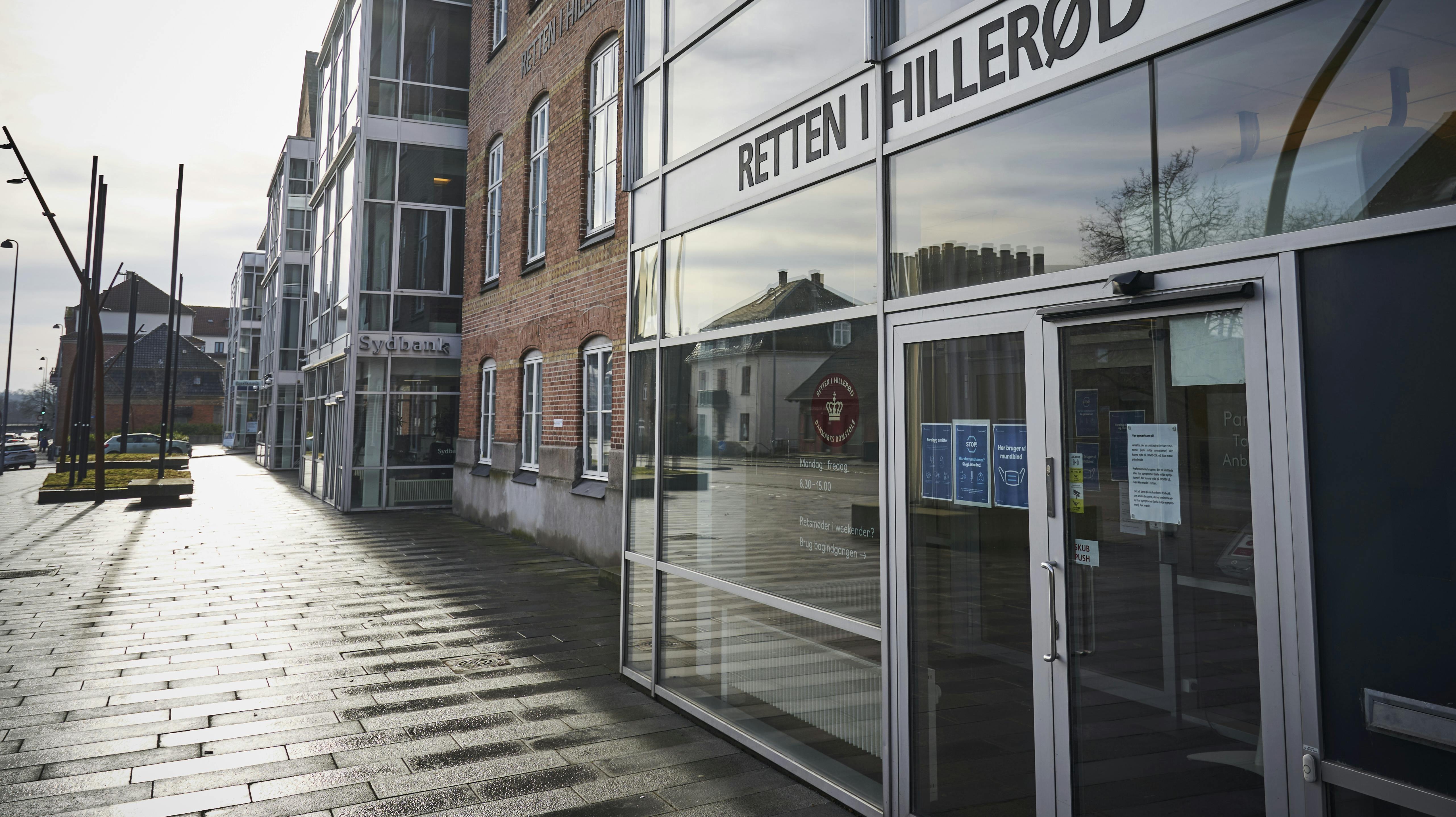 Den grove incestsag har i dag taget sin begyndelse i Retten i Hillerød.