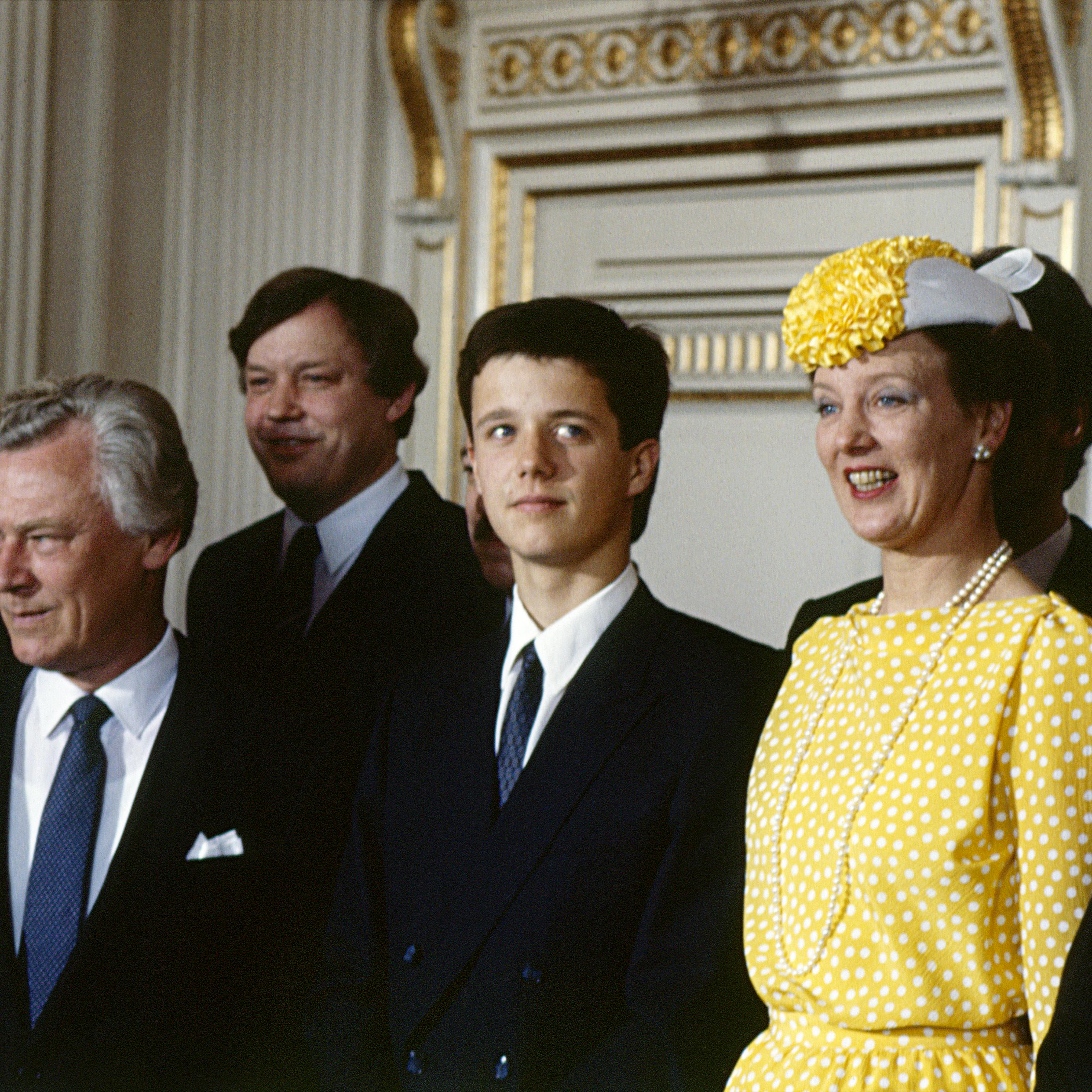 Kronprins Frederik fyldte 18 år i 1986. Her deltager han i sit første statsråd med statsminister Poul Schlüter. Fra venstre: Finansminister Palle Simonsen, statsminister Poul Schlüter, forsvarsminister Hans Engell, kronprins Frederik, dronning Margrethe og indenrigsminister Britta Schall Holberg.