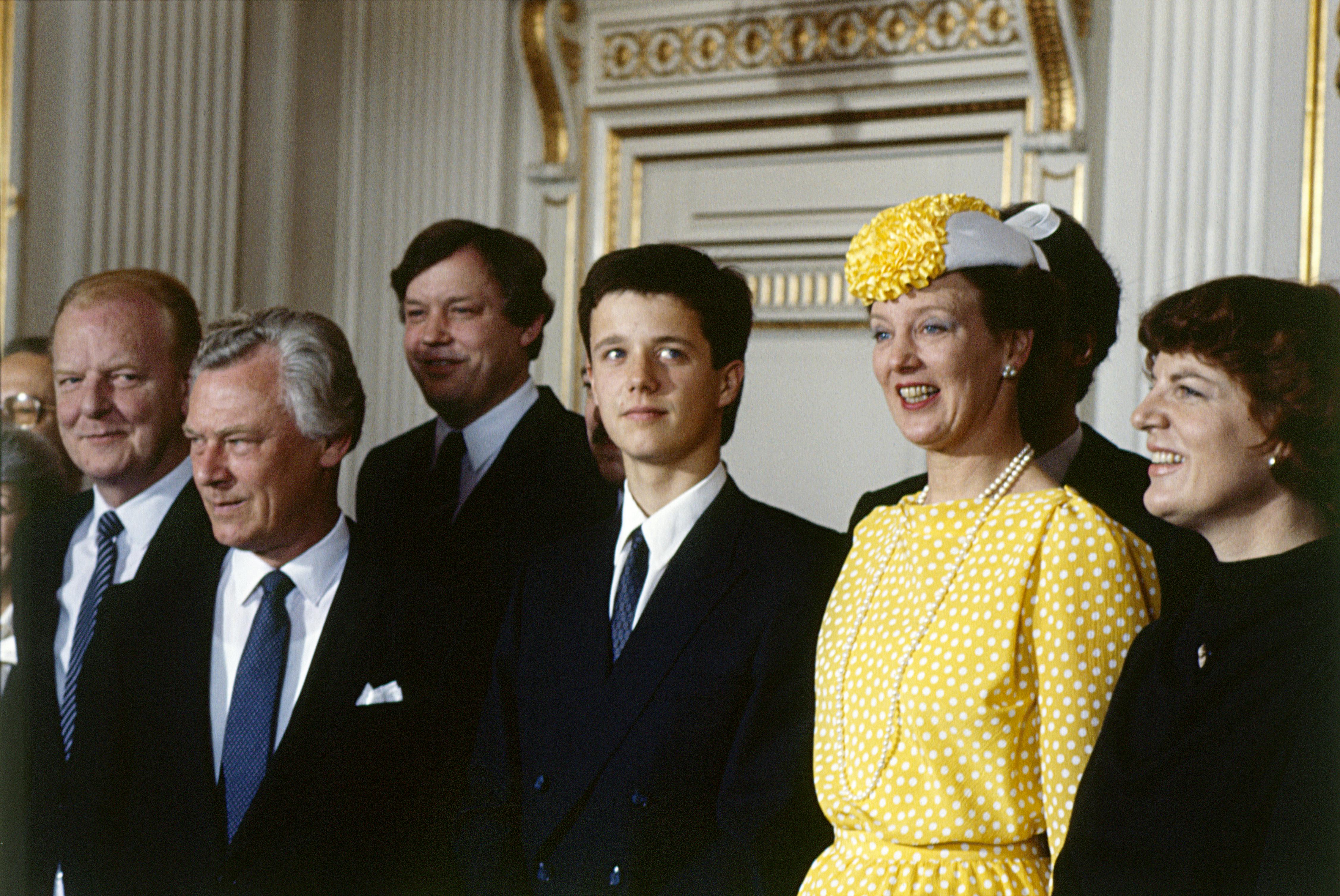 Kronprins Frederik fyldte 18 år i 1986. Her deltager han i sit første statsråd med statsminister Poul Schlüter. Fra venstre: Finansminister Palle Simonsen, statsminister Poul Schlüter, forsvarsminister Hans Engell, kronprins Frederik, dronning Margrethe og indenrigsminister Britta Schall Holberg.
