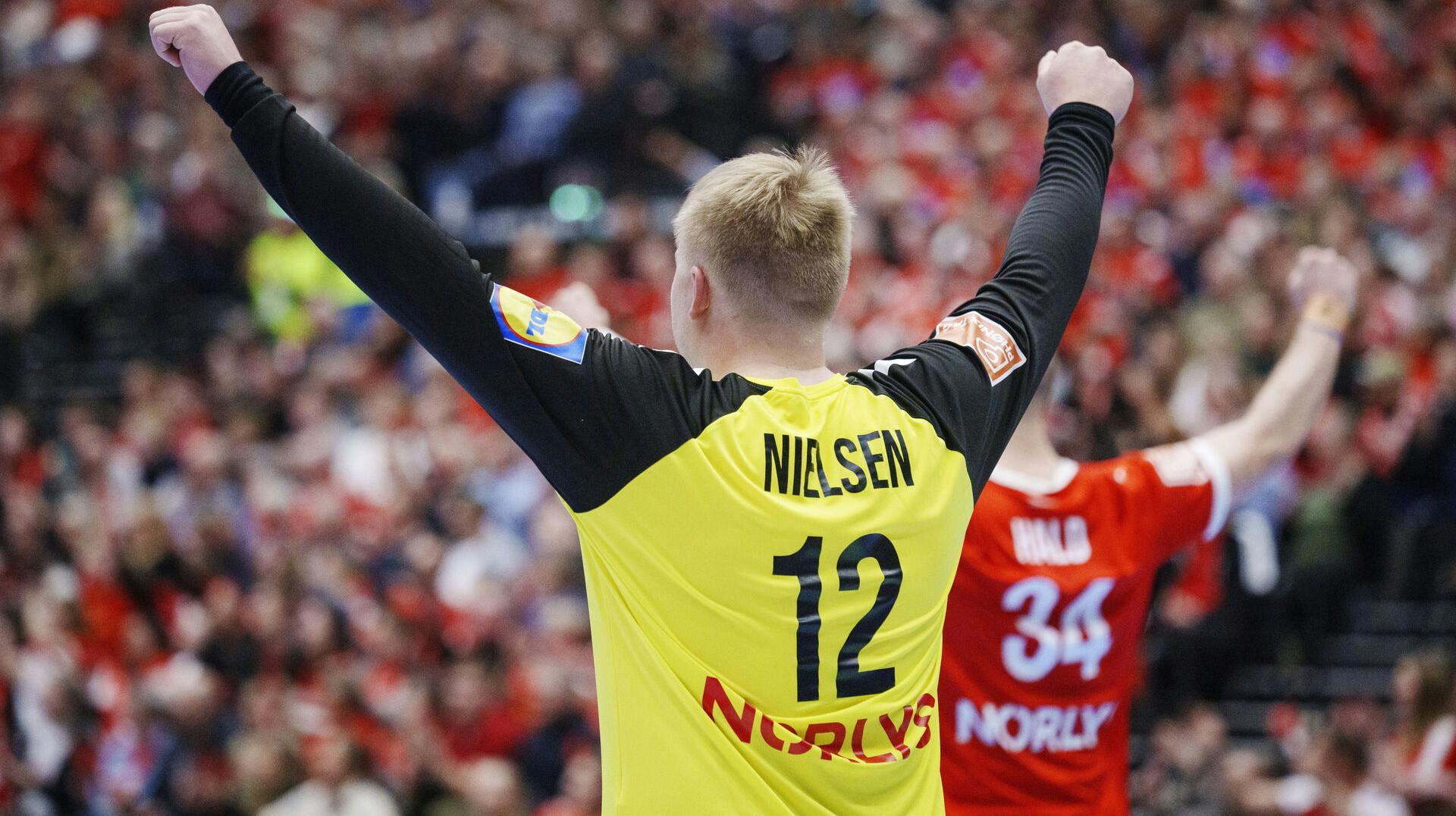 Danmarks målvogter Emil Nielsen og Simon Hald Jensen under EHF Euro Cup kampen mellem Danmark og Tyskland i Aalborg Gigantium torsdag den 9. marts 2023.. (Foto: Bo Amstrup/Ritzau Scanpix)