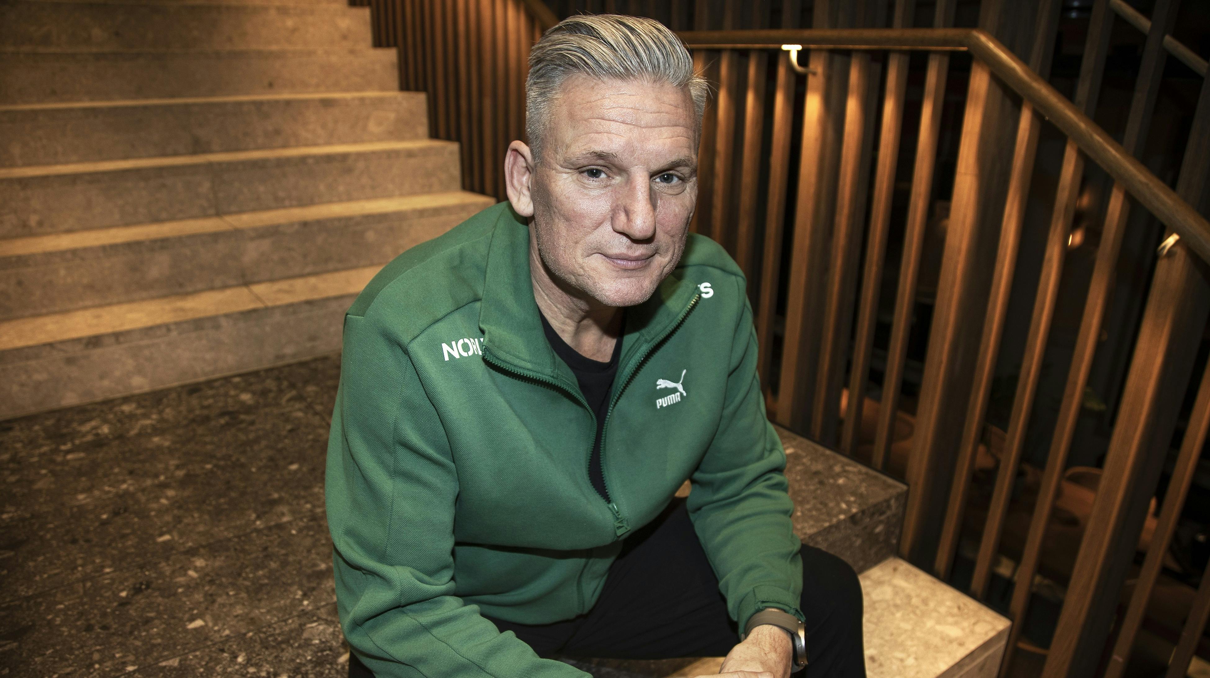 Landstræneren mistede begge sine forældre som ung, og derfor valgte han at ændre sine usunde vaner. 