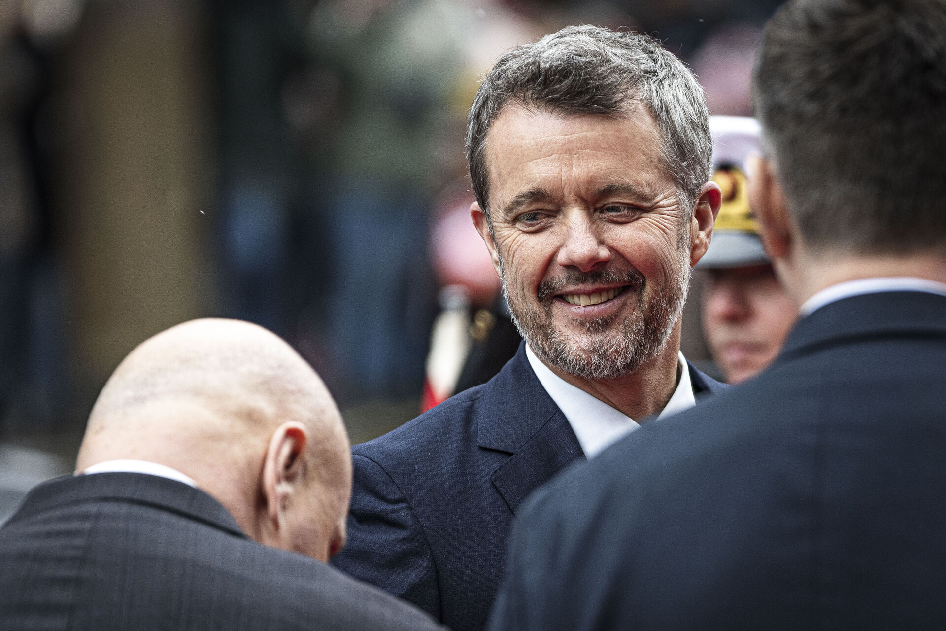 Kong Frederik gør klar til sin første officielle rejse | SE og HØR