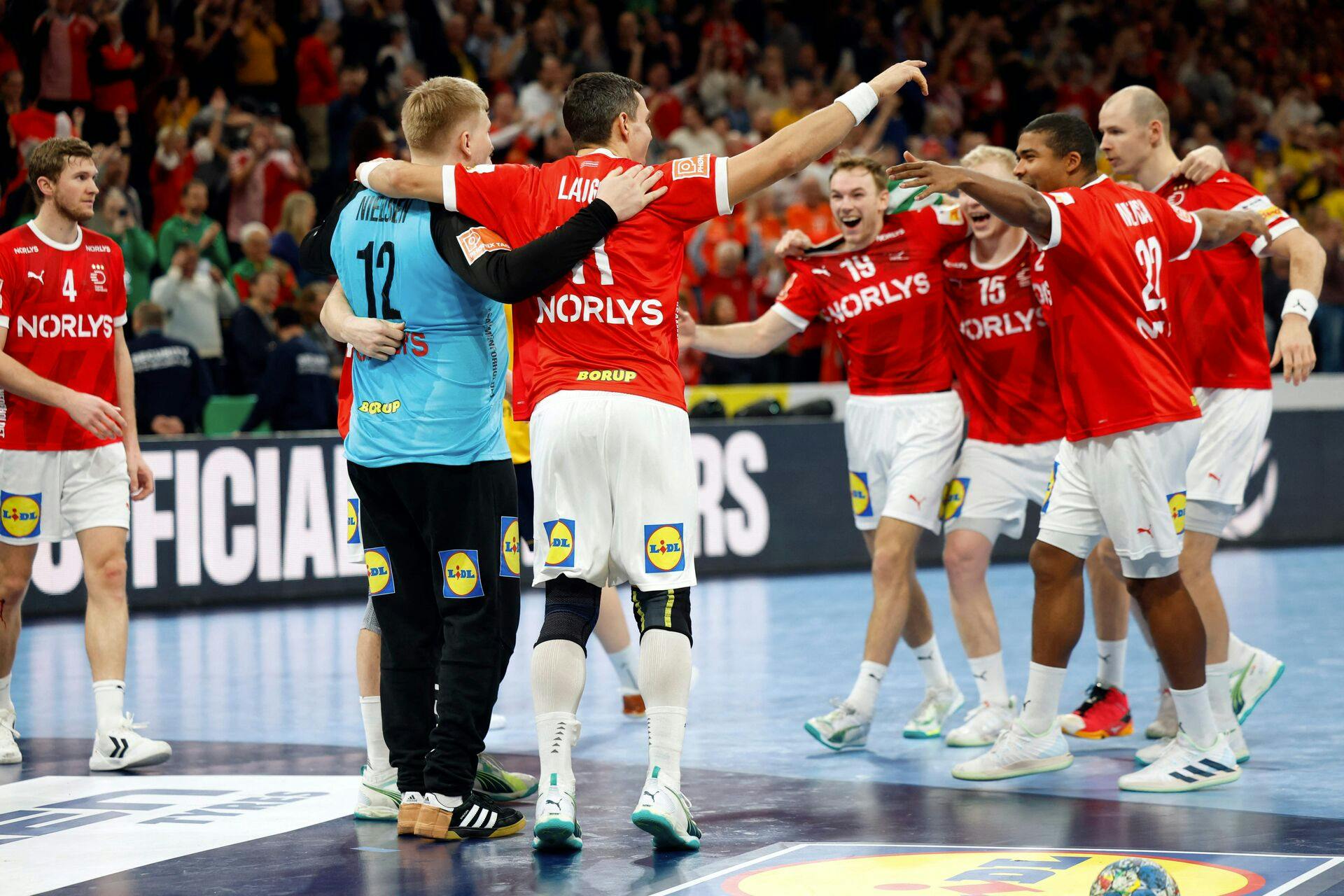De danske spillere kunne juble efter en kaotisk afslutning på kampen.