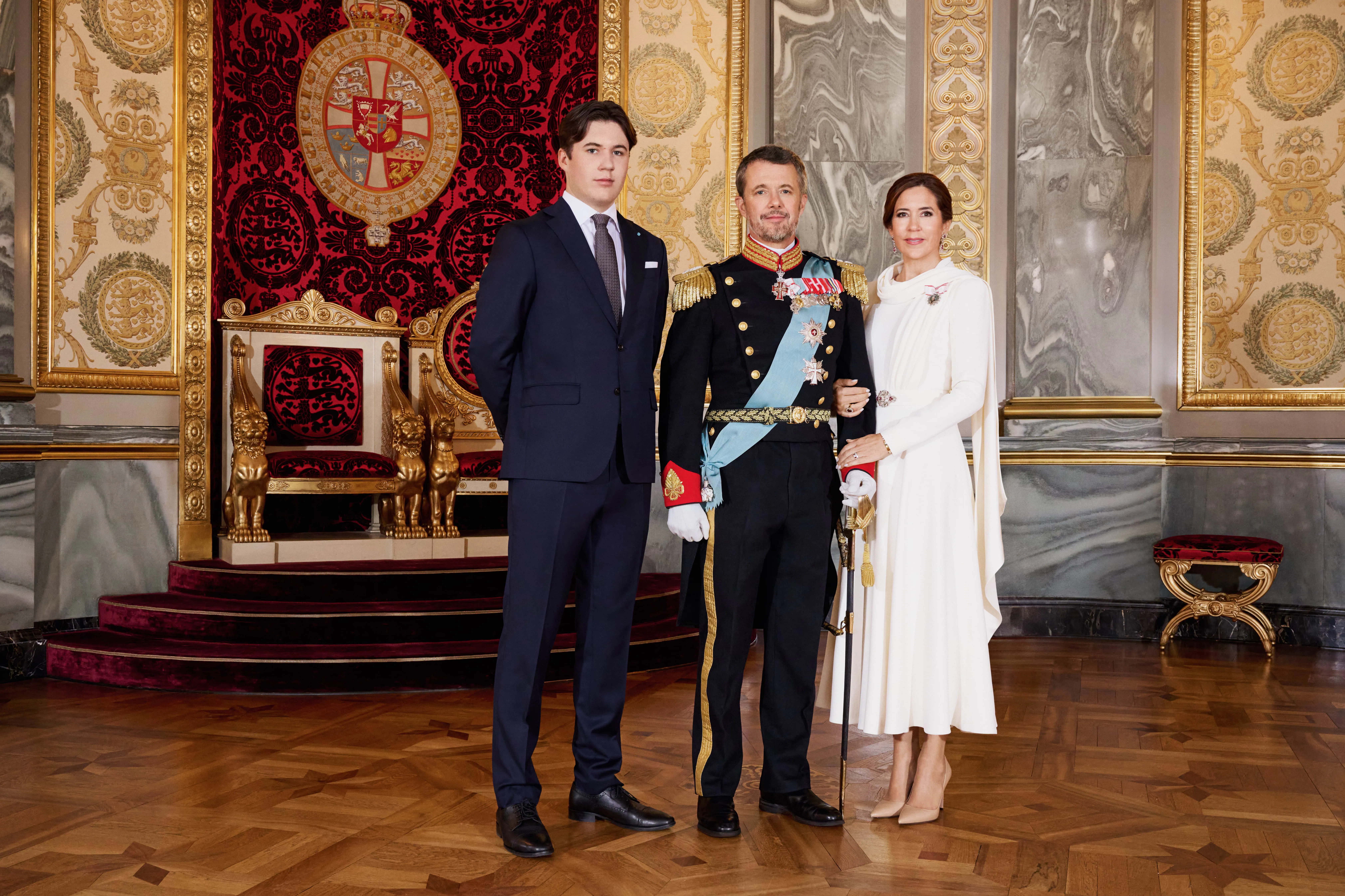 https://imgix.seoghoer.dk/2024-01-19/240114_kongehuset_proklamationen_05_0032_med_kronprinsen-min.jpg