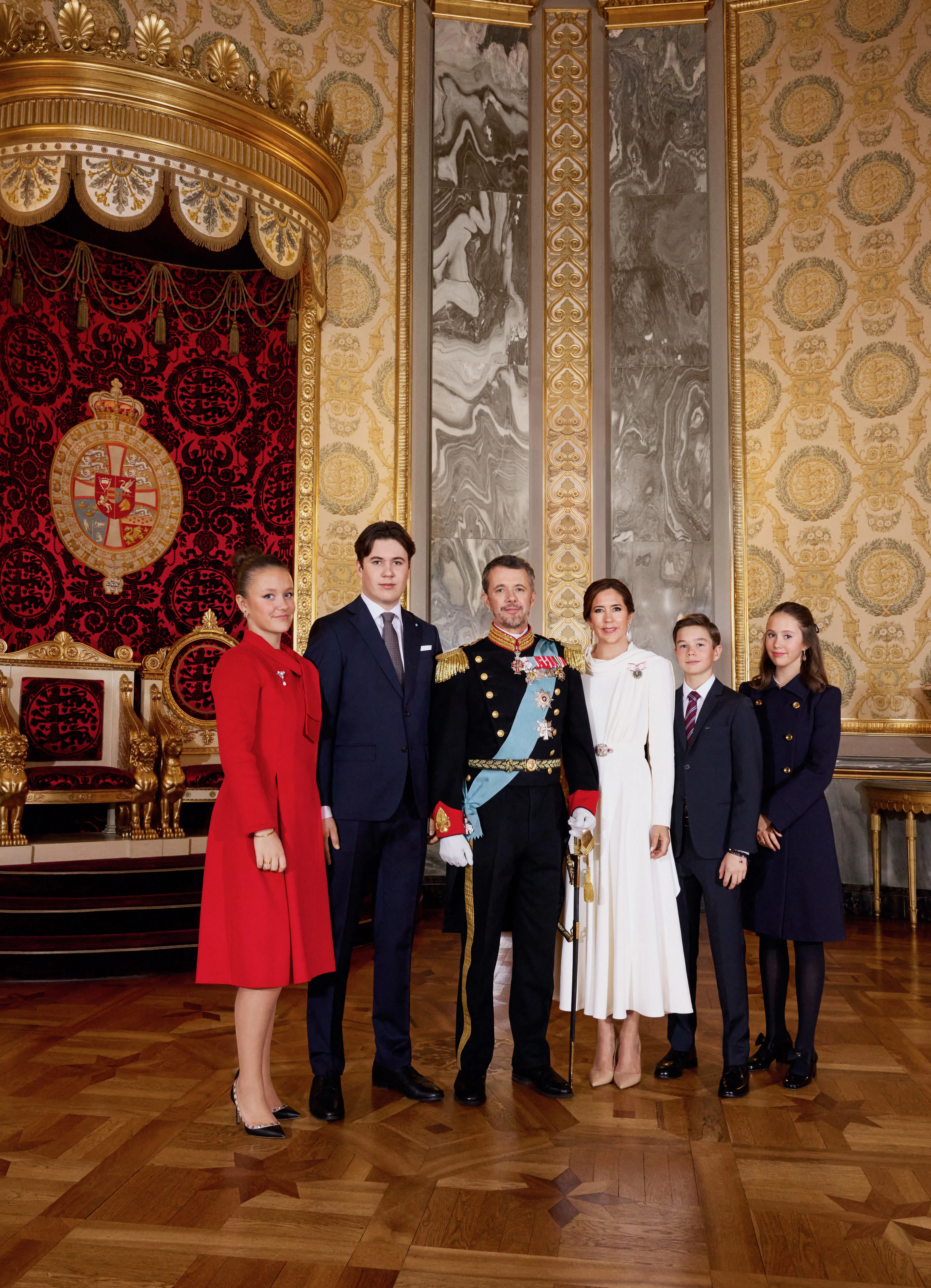 De første officielle billeder af kong Frederik er offentliggjort. 