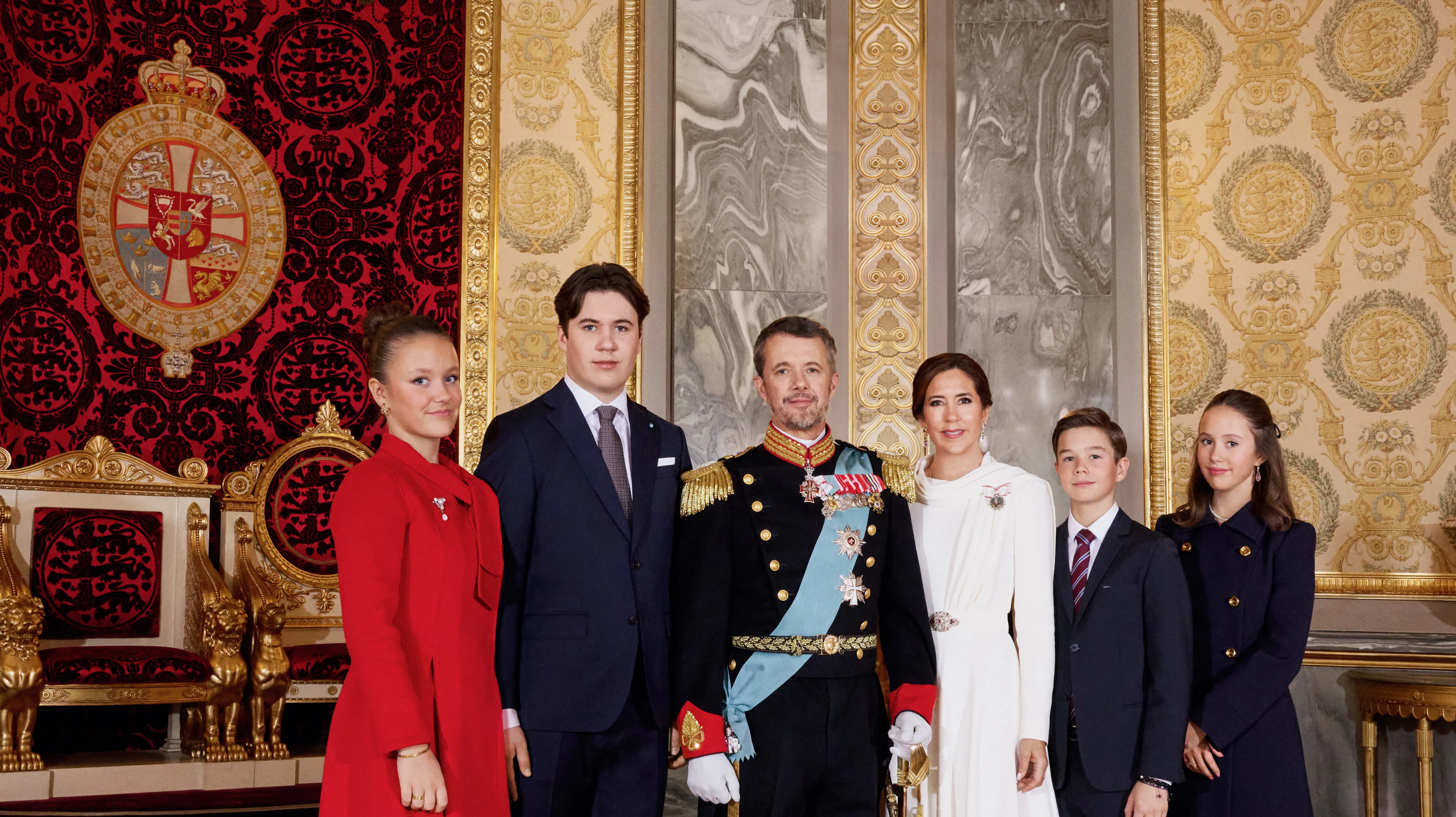 De første officielle billeder af kong Frederik er offentliggjort.