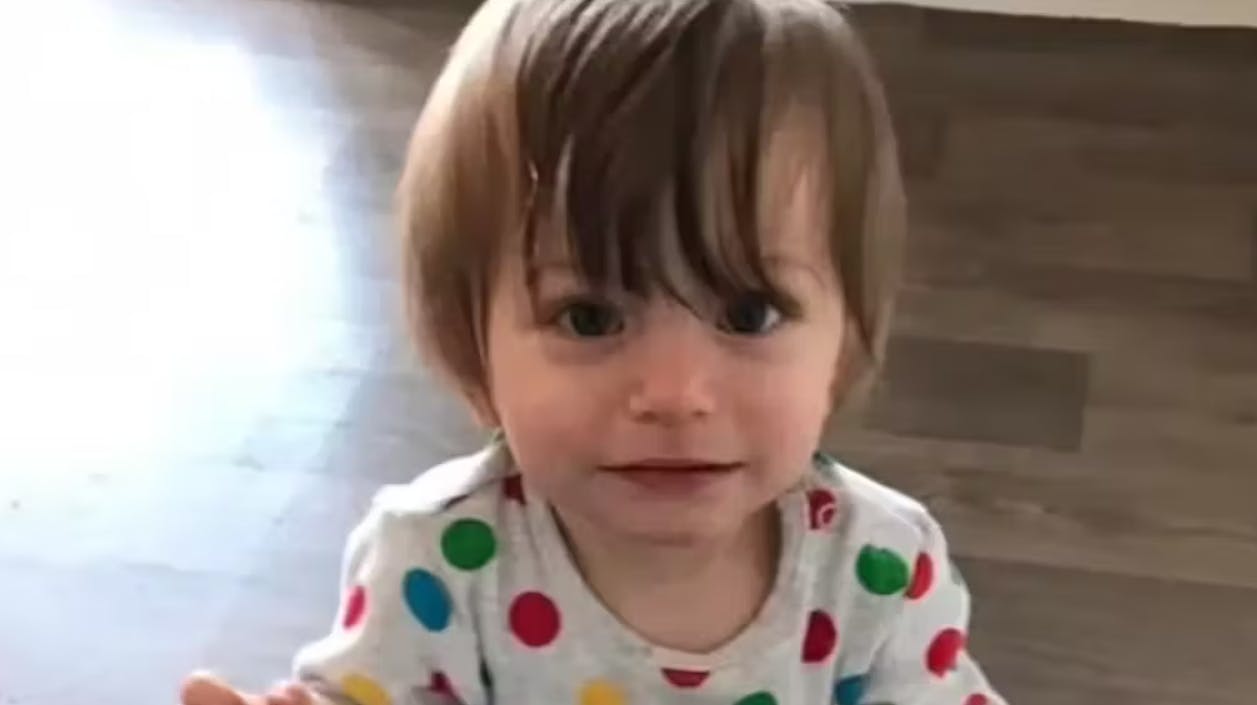 Den lille dreng – 2-årige Bronson Battersby – blev fundet død 9. januar i sit og faderens hjem i Skegness. Ved drengens side lå hans livløse far – også død.