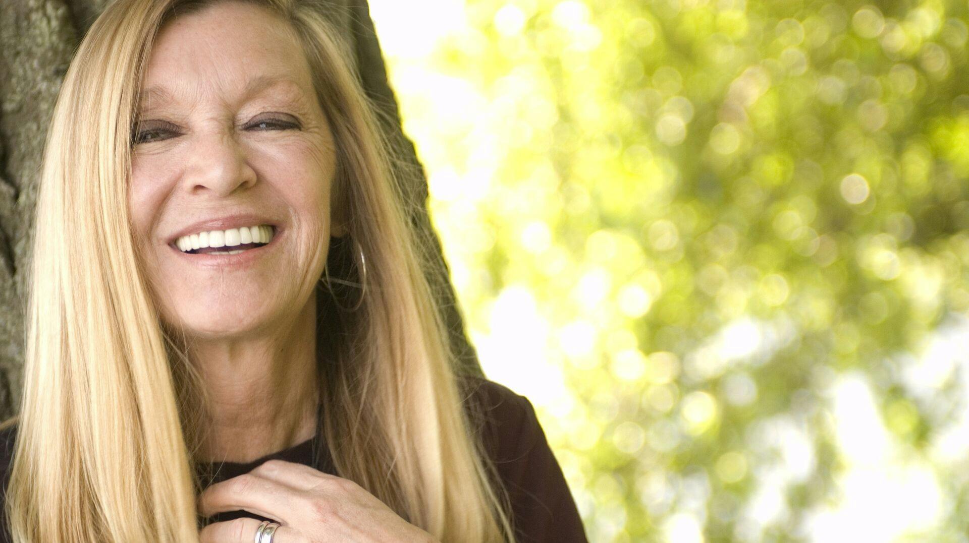 Mary  Weiss gjorde sit indtog i musikbranchen helt tilbage i 60'erne, hvor hun var en del af den populære pigegruppe The Shangri-Las. I 2007 gjorde hun comeback med sit første soloalbum.