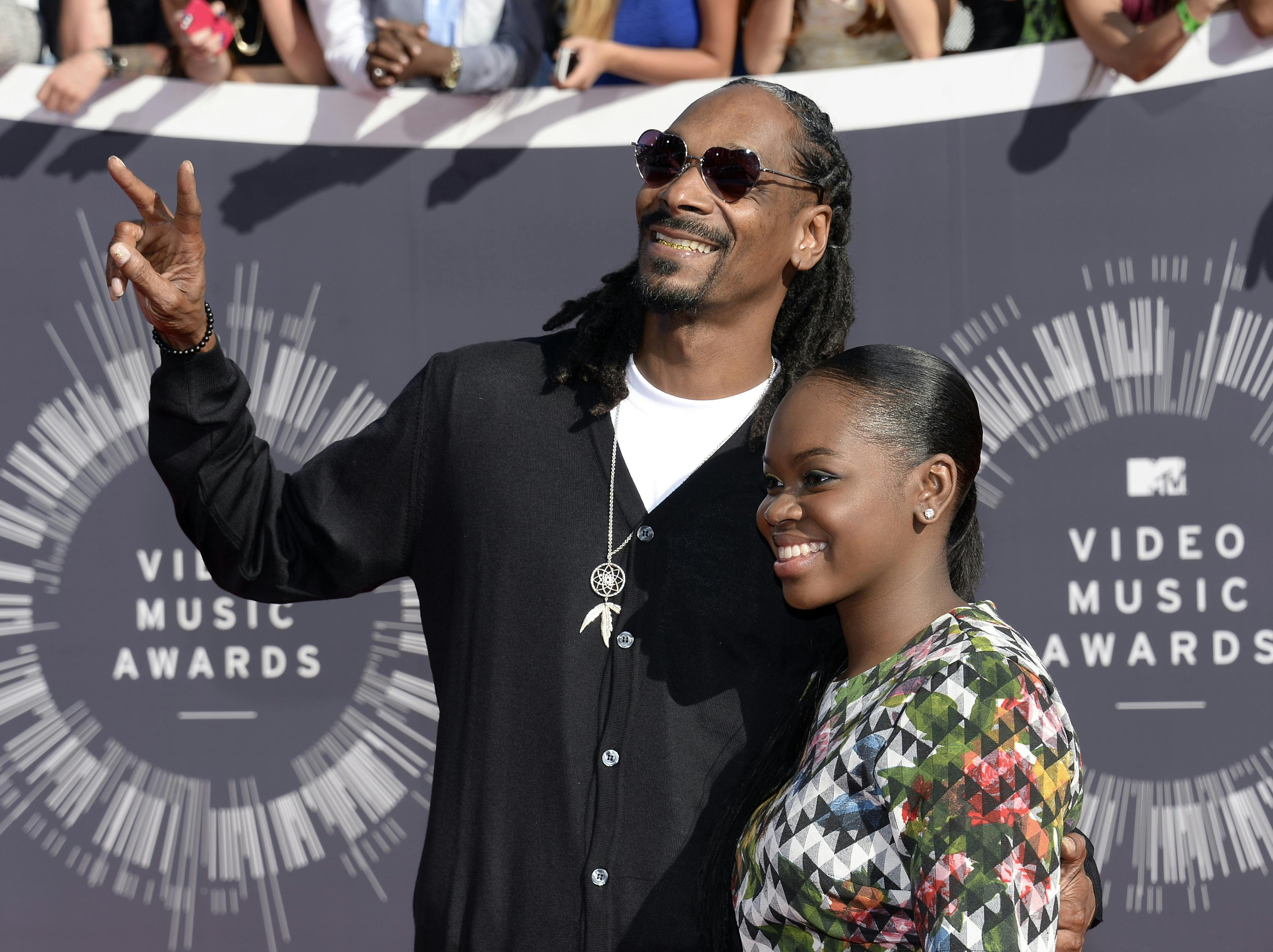 Recording artist Snoop Dogg and Cori Broadus arrive at the 2014 MTV Music Video Awards in Inglewood, California August 24, 2014. REUTERS/Kevork Djansezian (UNITED STATES – Tags: ENTERTAINMENT) (MTV-ARRIVALS)
