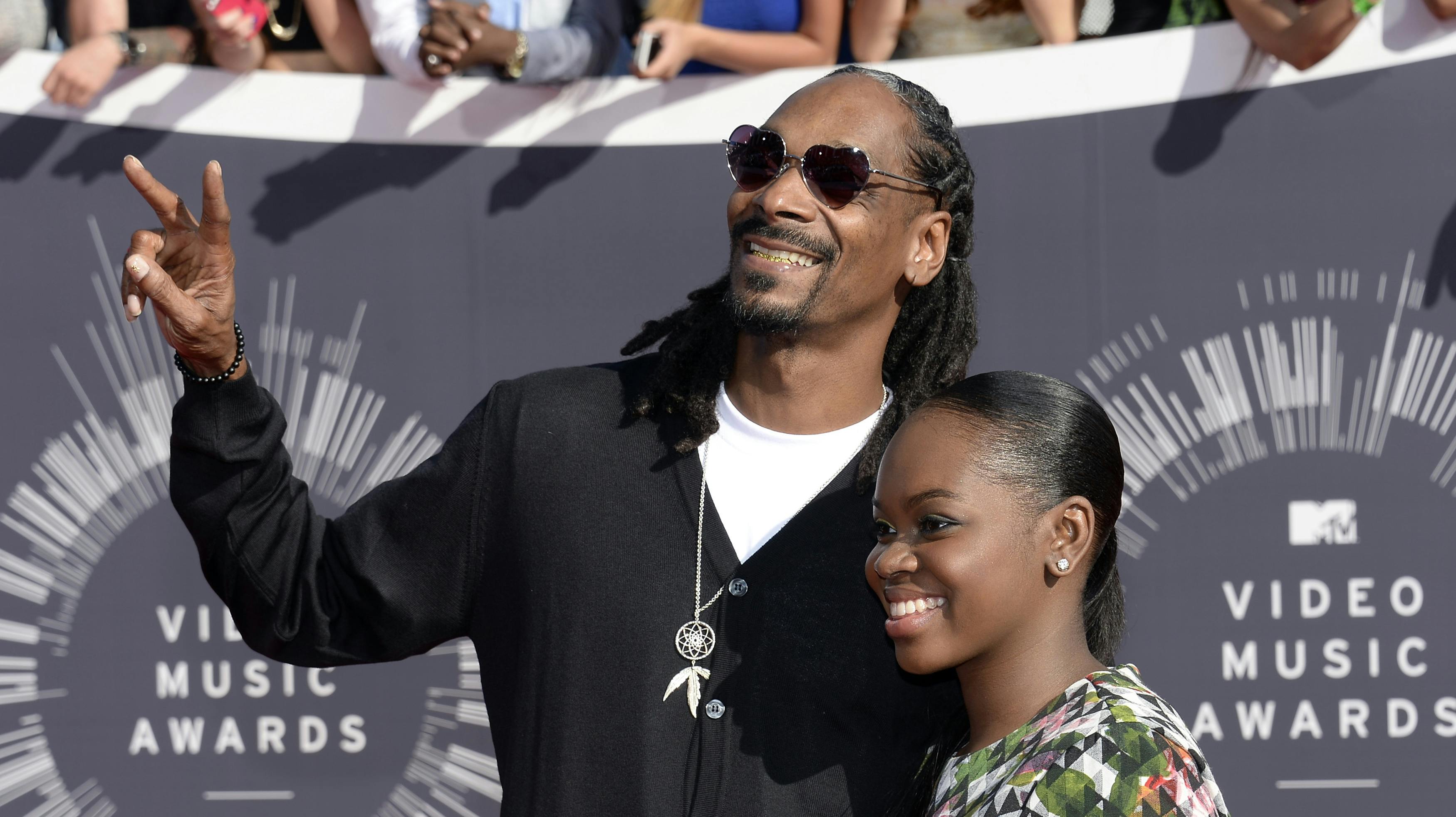 Recording artist Snoop Dogg and Cori Broadus arrive at the 2014 MTV Music Video Awards in Inglewood, California August 24, 2014. REUTERS/Kevork Djansezian (UNITED STATES – Tags: ENTERTAINMENT) (MTV-ARRIVALS)