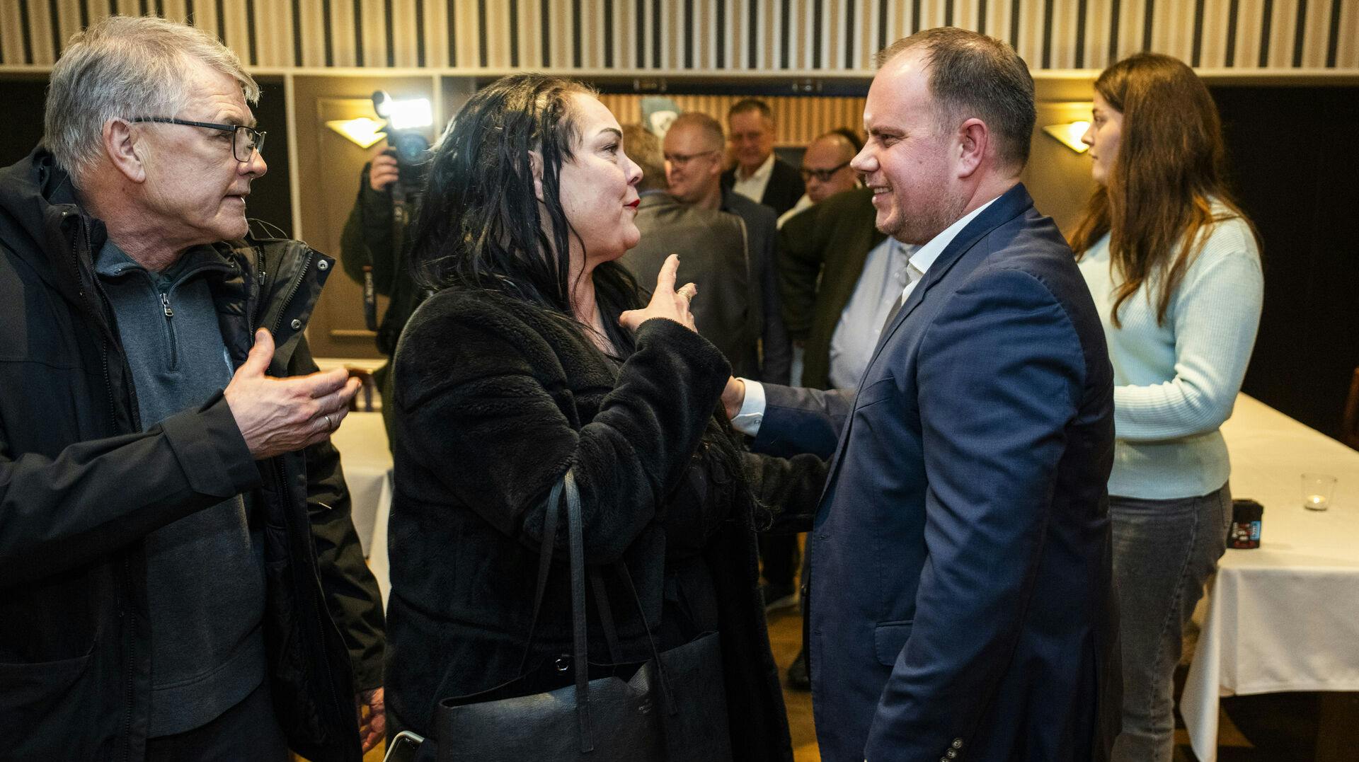 Lørdag aften mødtes en gruppe medlemmer af Nye Borgerlige på Skævinge Kro for at diskutere partiets fremtid. 