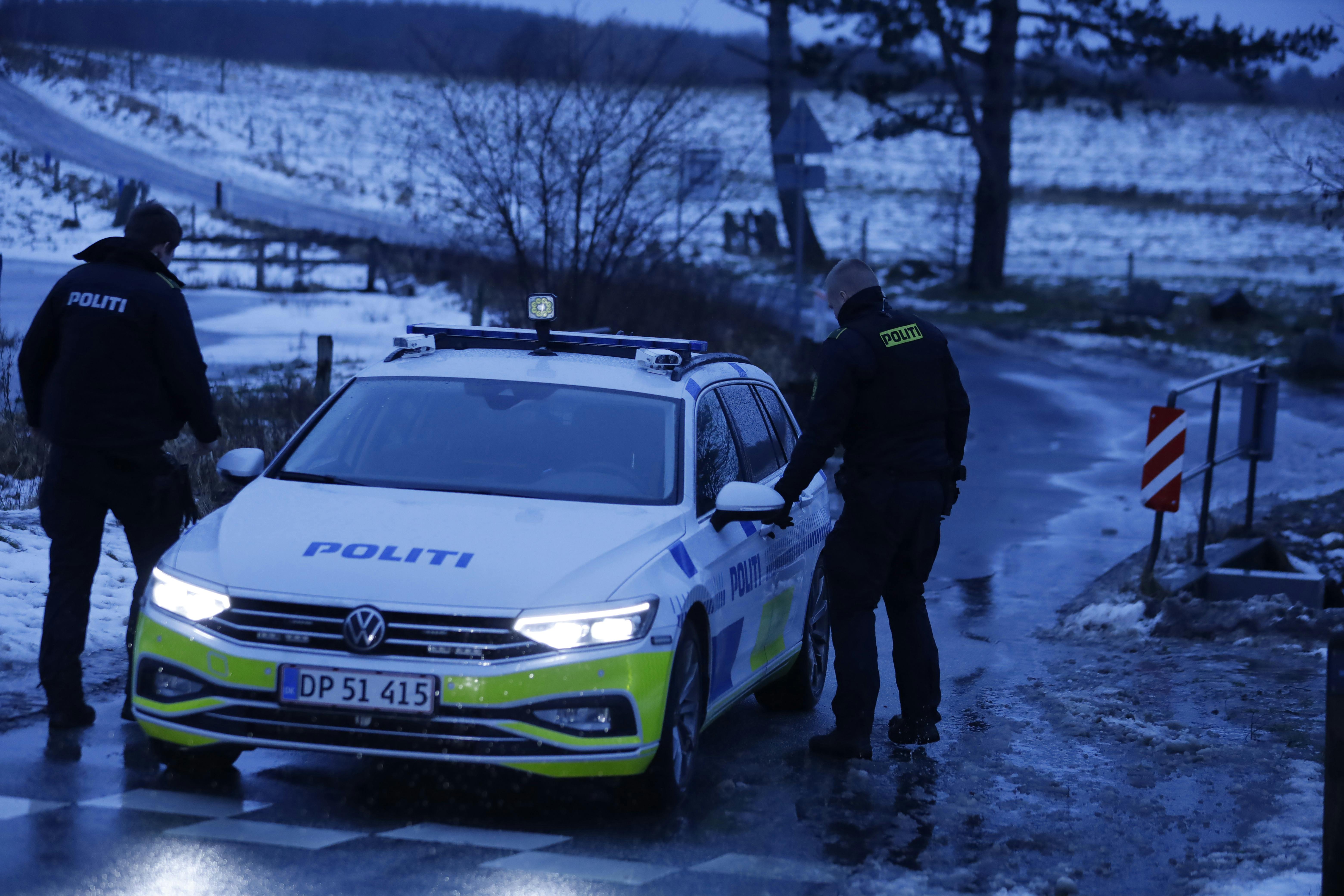 Politiet har igennem fredag nat og lørdagen arbejdet på Rugvej i Hørsholm, efter en 27-årig mand blev fundet død.