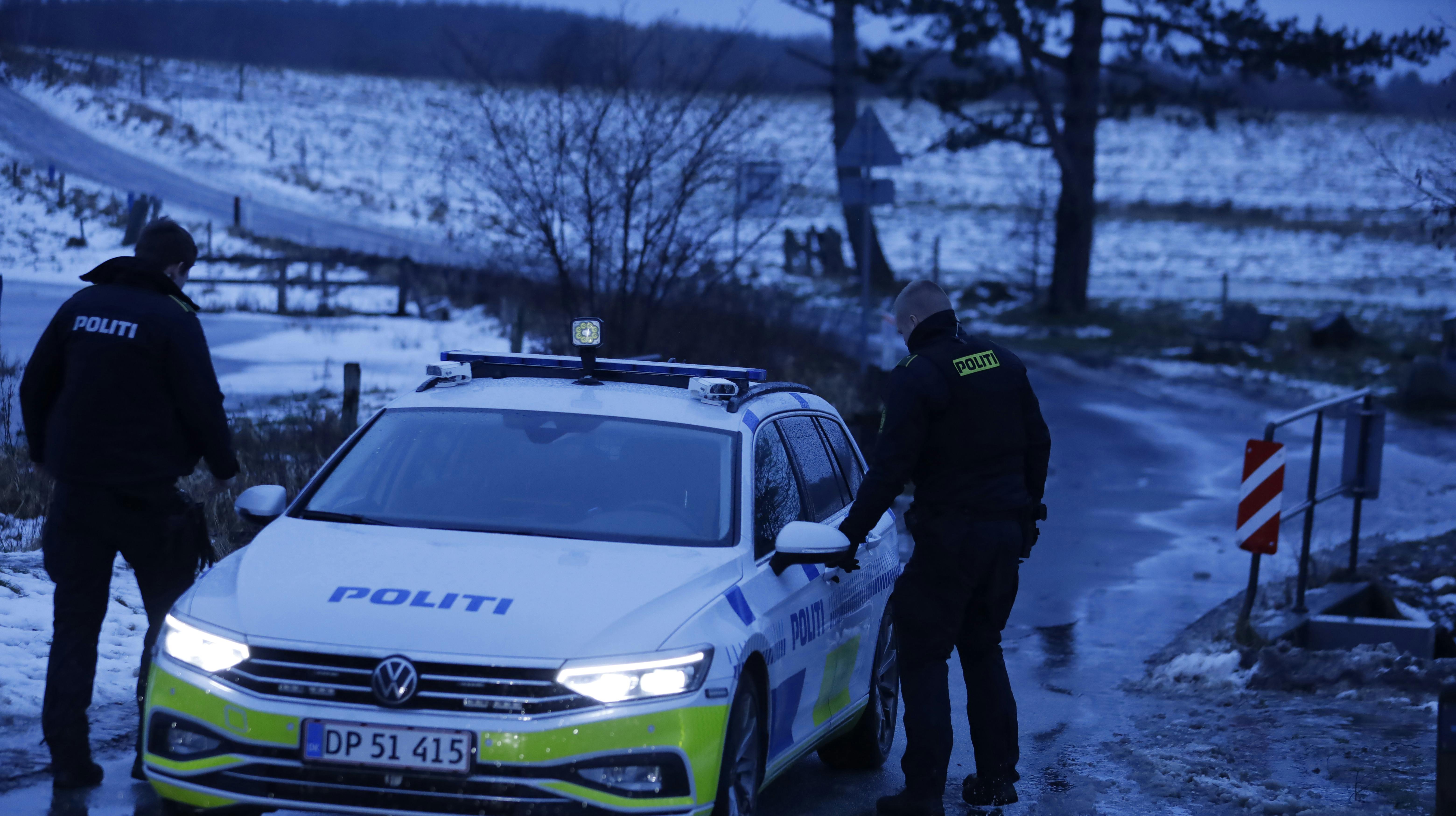 Politiet har igennem fredag nat og lørdagen arbejdet på Rugvej i Hørsholm, efter en 27-årig mand blev fundet død.