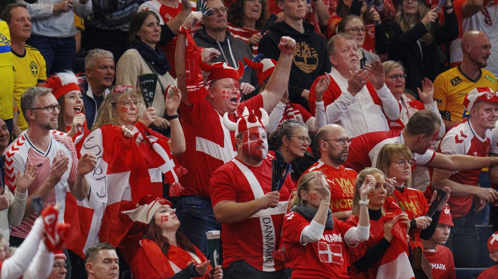 Håndboldlandsholdet fik solid opbakning fra tribunerne under kampen mod Sverige.