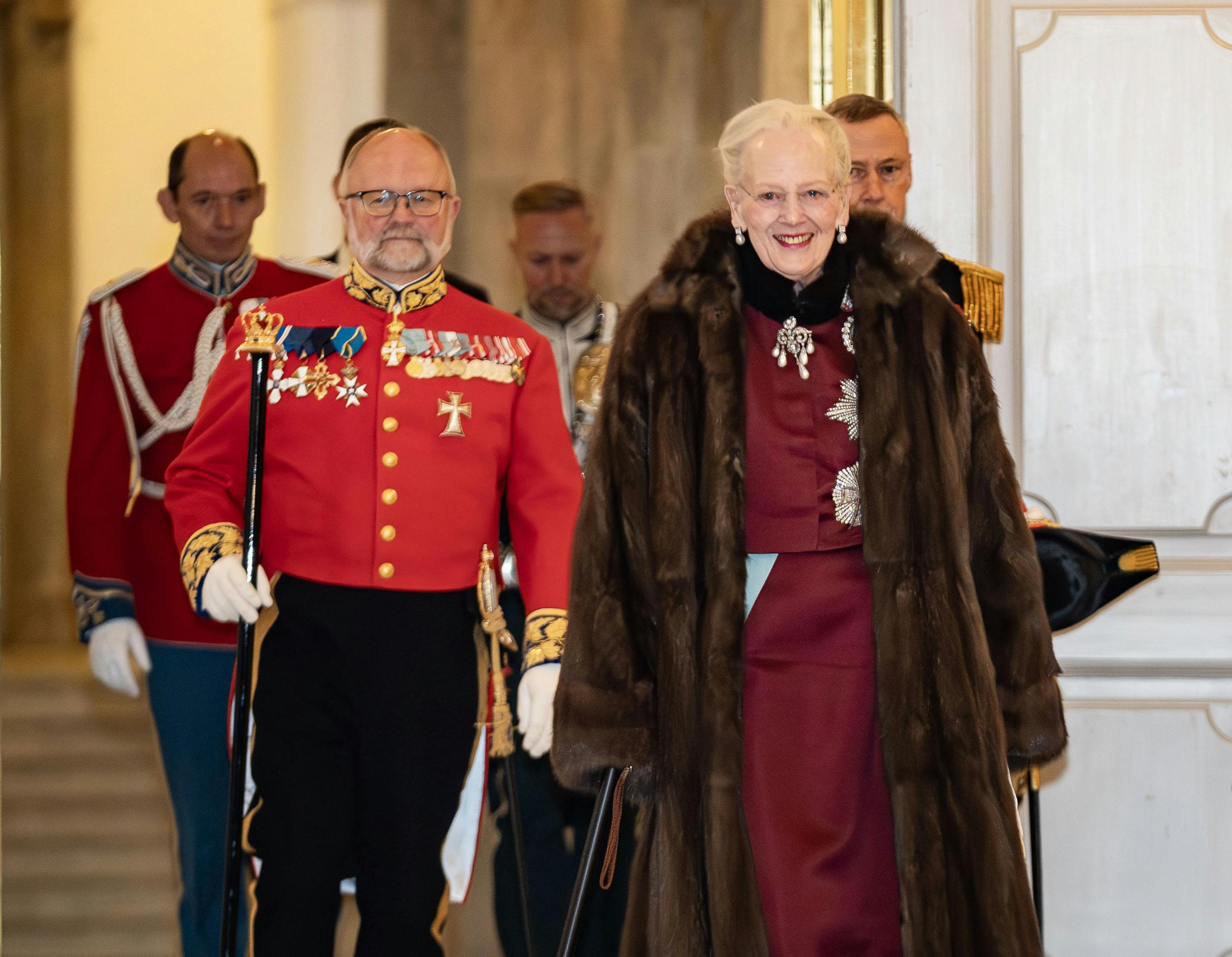 Dronning Margrethe overraskede fredag stort, da hun pludselig dukkede op i Det Kongelige Teater til premieren på forestillingen "Indenfor Murene".