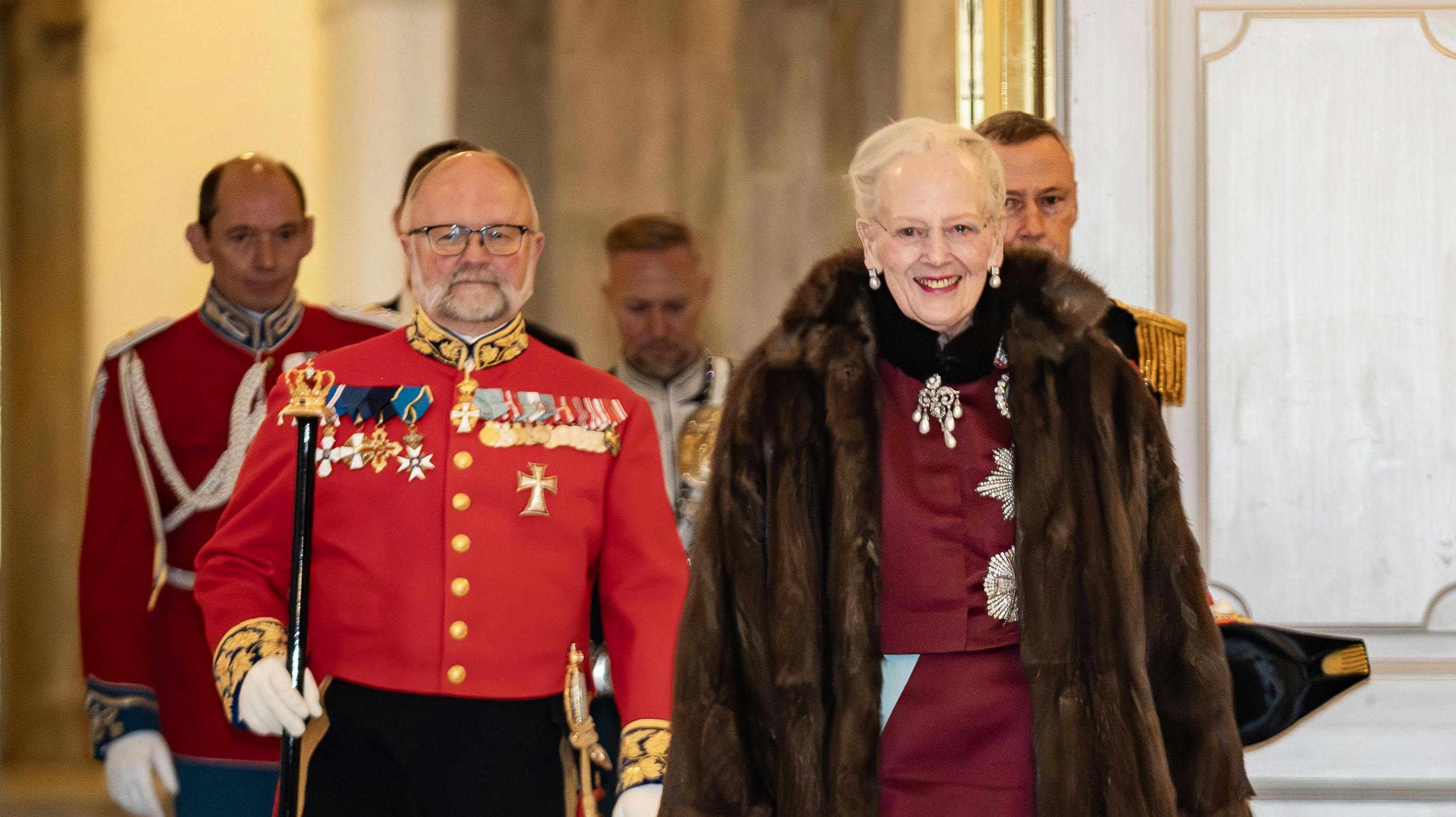 Dronning Margrethe overraskede fredag stort, da hun pludselig dukkede op i Det Kongelige Teater til premieren på forestillingen "Indenfor Murene".
