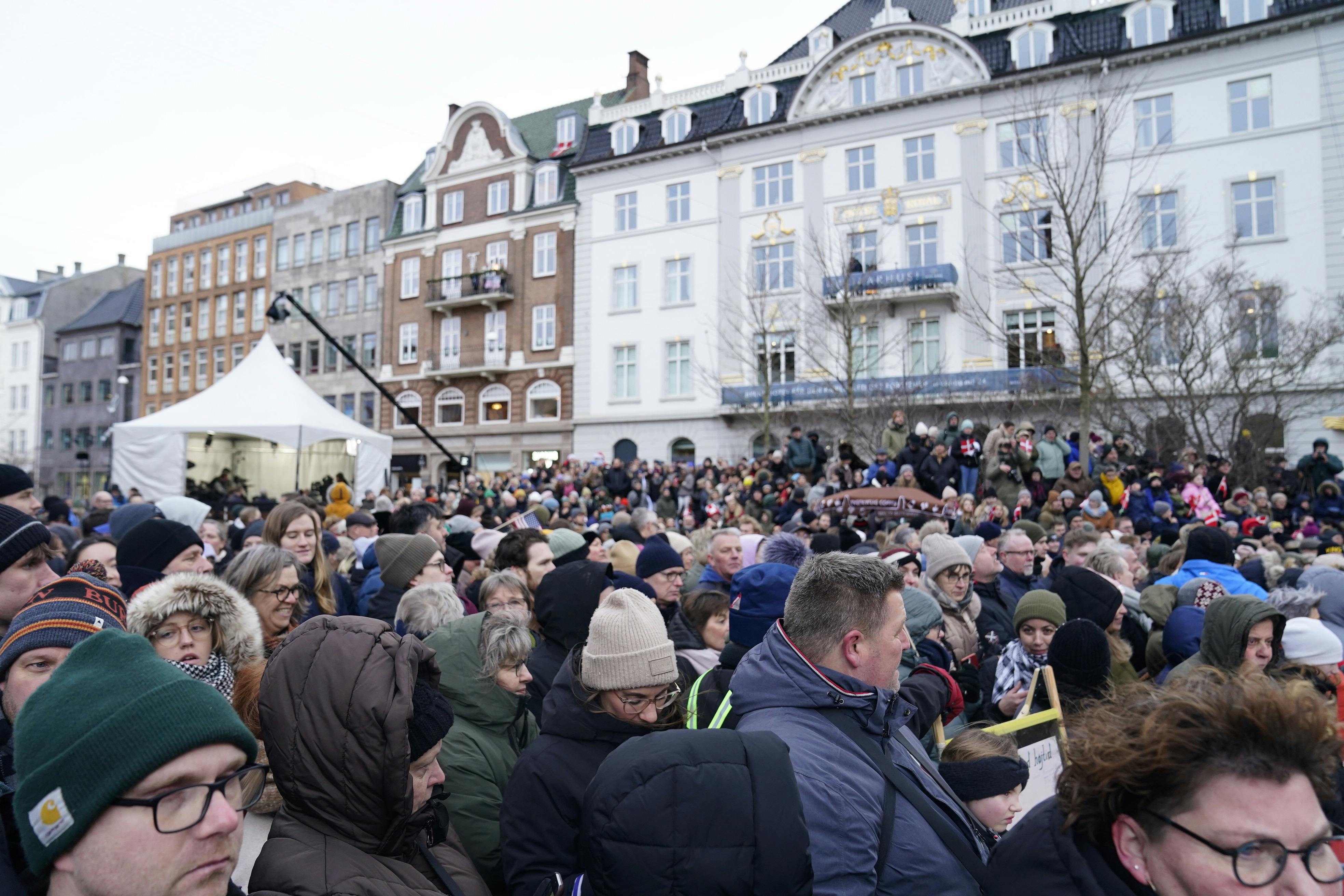 Der er trængsel ude foran Domkirken i Aarhus, hvor en festgudstjeneste for landets nye konge og dronning starter klokken 14.