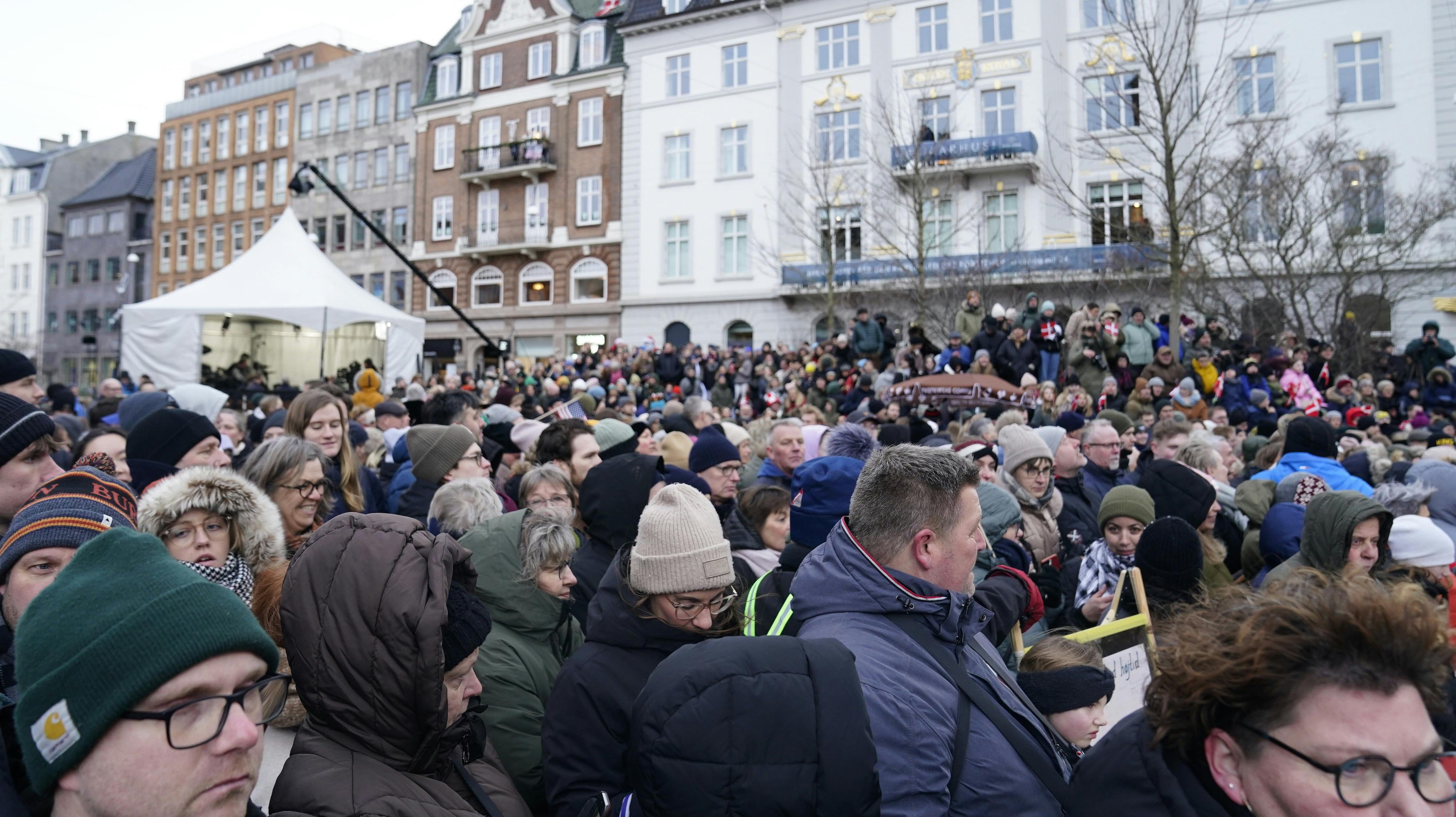 Der er trængsel ude foran Domkirken i Aarhus, hvor en festgudstjeneste for landets nye konge og dronning starter klokken 14.
