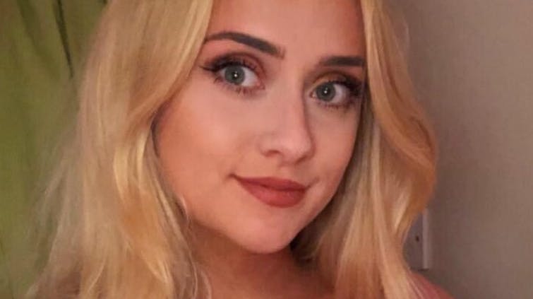 27-årige Leah Senior døde onsdag efter hun faldt ud af en kørende varevogn - en 25-årig mand er sigtet i sagen.