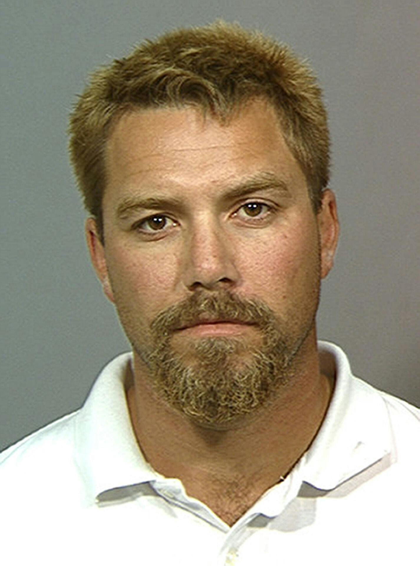 Da Scott Peterson blev anholdt, havde han fuldskæg. Det fik flere til at spekulere i, om han var på vej på flugt - og dermed også skyldig i drabet.