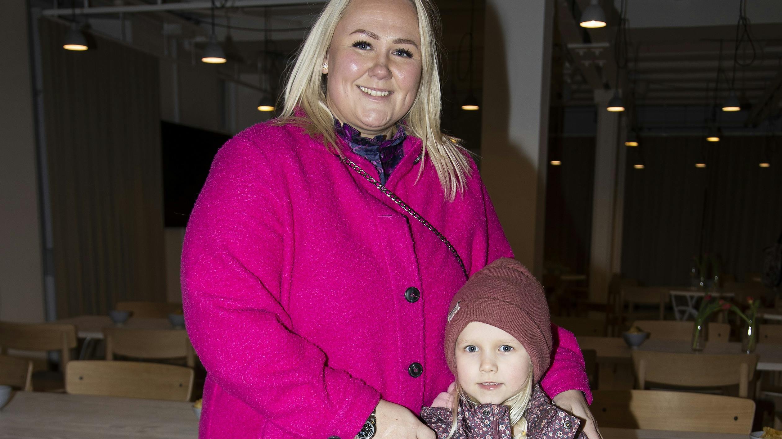 Cecilie Schmeichel, 33, havde taget datteren Sofie på seks år med til bogreception.
