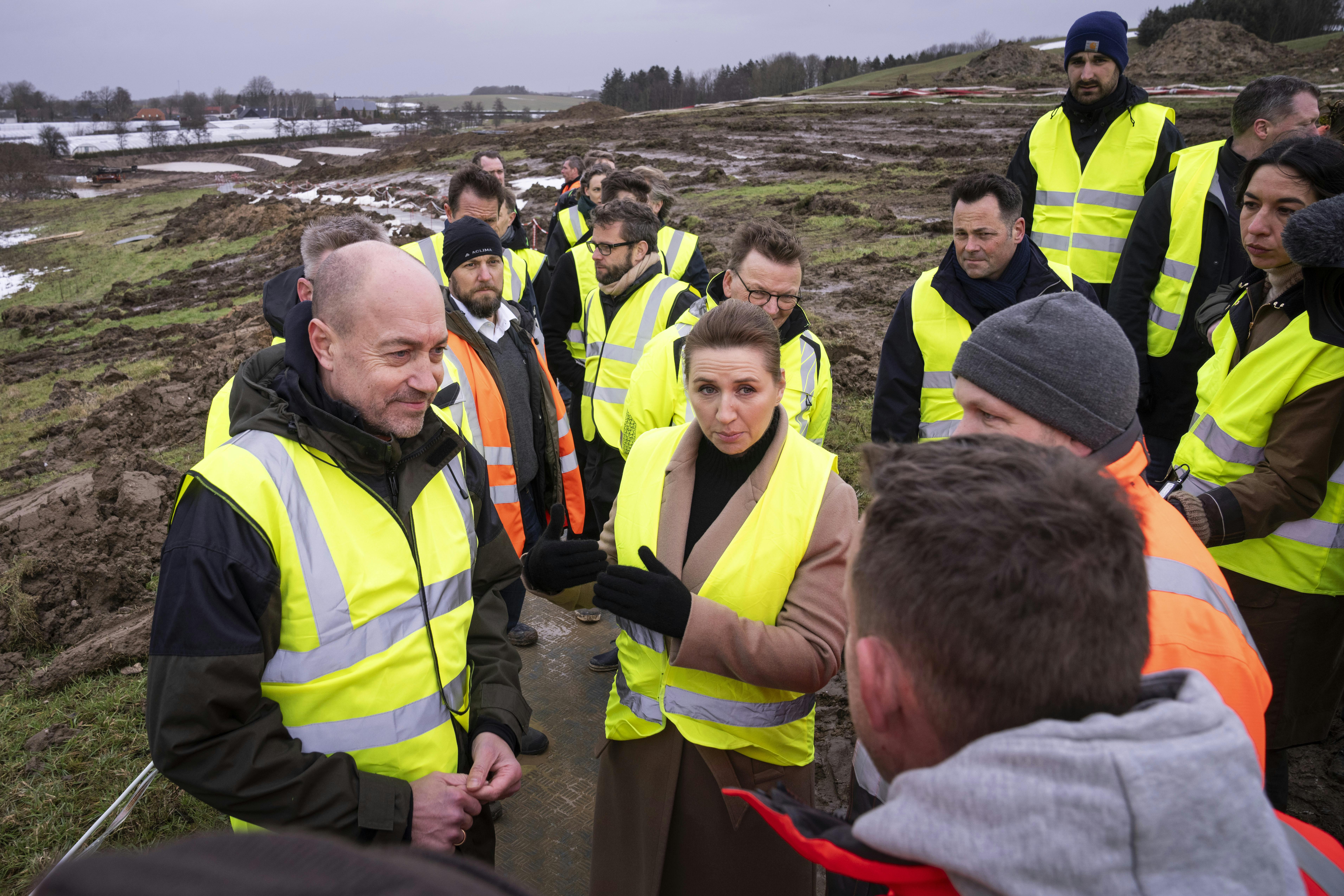 Statsminister Mette Frederiksen (S) og miljøminister Magnus Heunicke (S) besøger sammen med borgmester Torben Hansen (S) og kommunaldirektør Jesper Kaas Schmidt besøger Nordic Waste ved Ølst, Randers mandag den 22. januar 2024. Et stort jordskred fra jordrensningsfirmaet Nordic Waste truer området med bl.a. forurening.. (Foto: Bo Amstrup/Ritzau Scanpix)