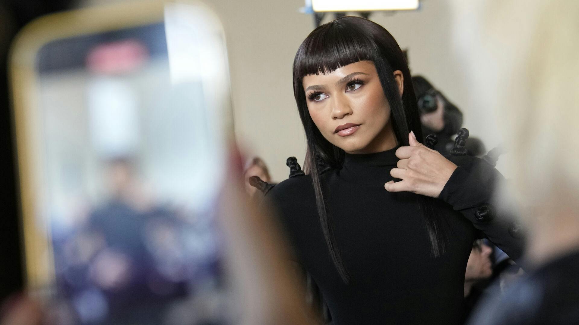 Zendaya har fået klippet pandehår, og det har flere udenlandske medier i den grad lagt mærke til mandag ved Paris Fashion Week.