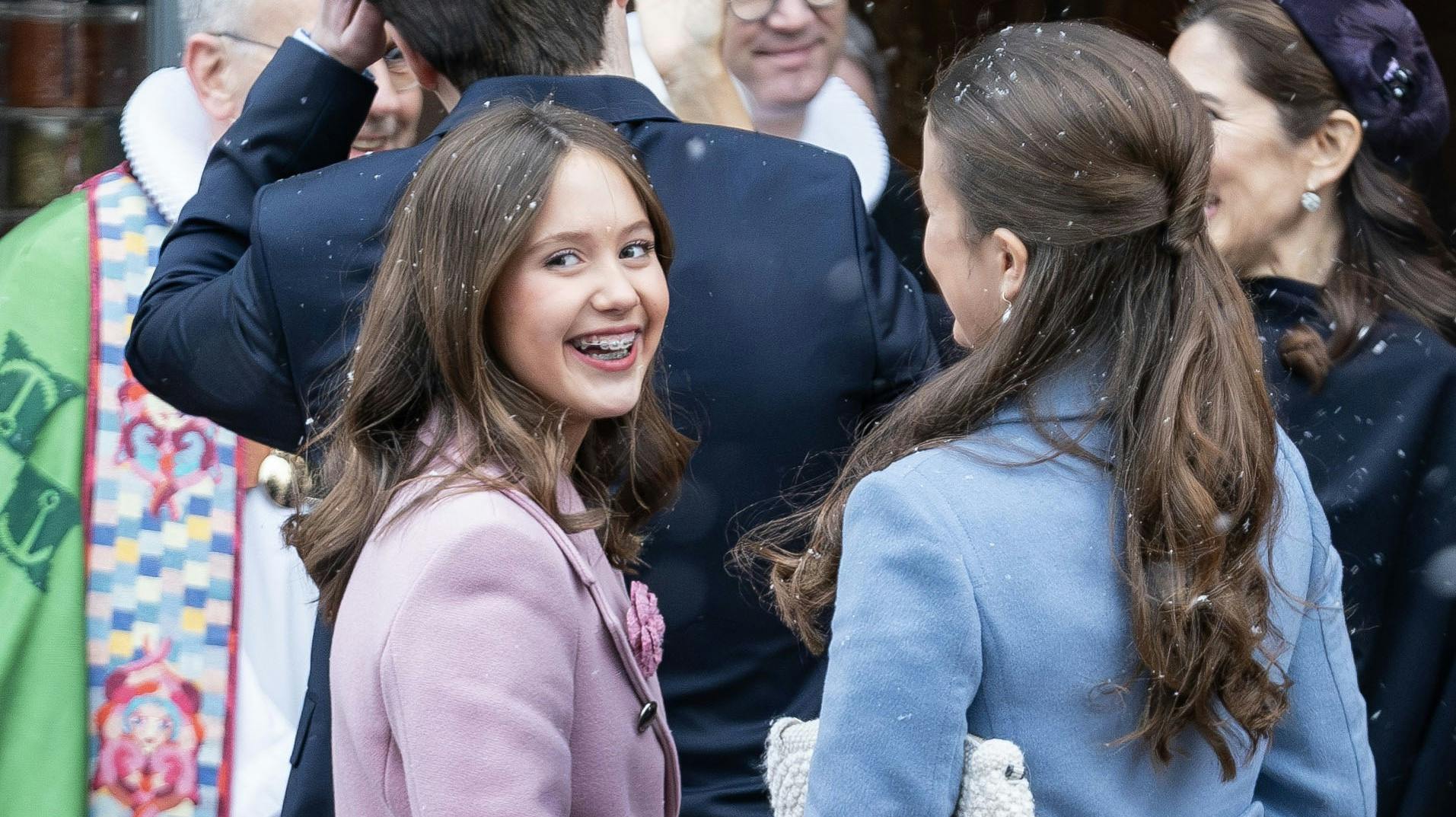 Smilet var fundet frem hos prinsesse Josephine, som både havde fået inspiration fra mor og storesøster, da hun skulle finde tøjet og smykkerne til søndagens festgudstjeneste i Aarhus Domkirke.