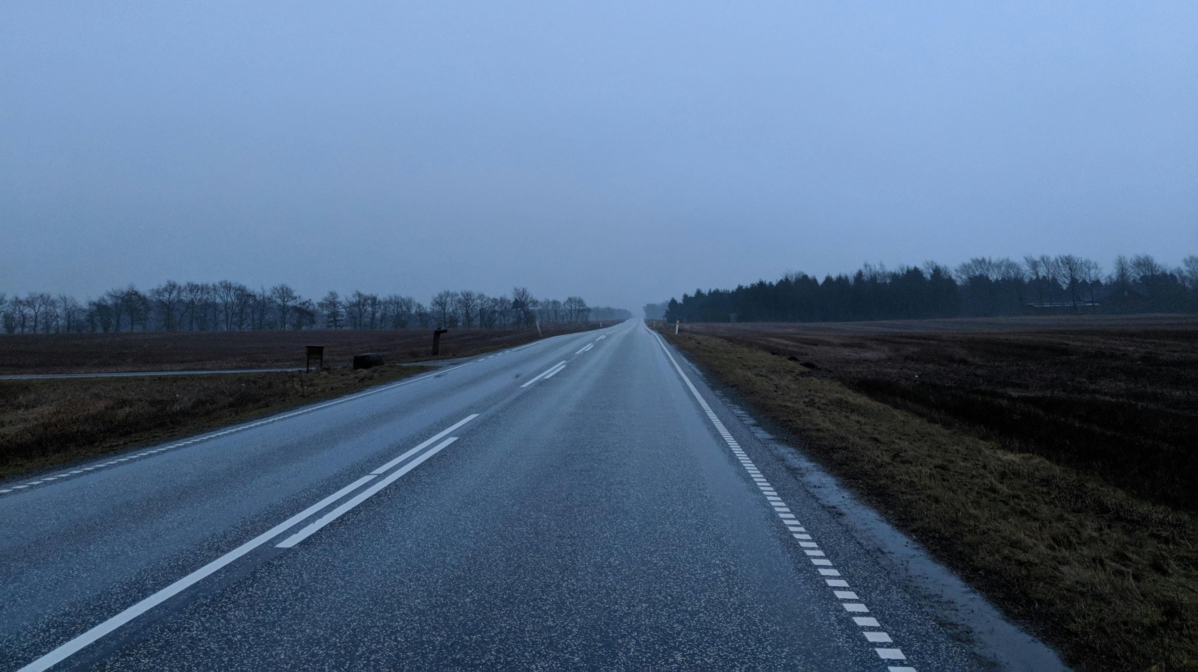 Manden lå og sov på landevejen.