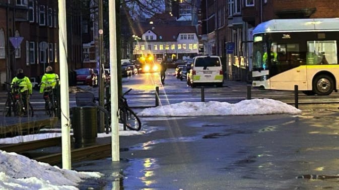 Politiet havde efter ulykken ifølge Presse-fotos.dk spærret vejen. Men den er igen åben.