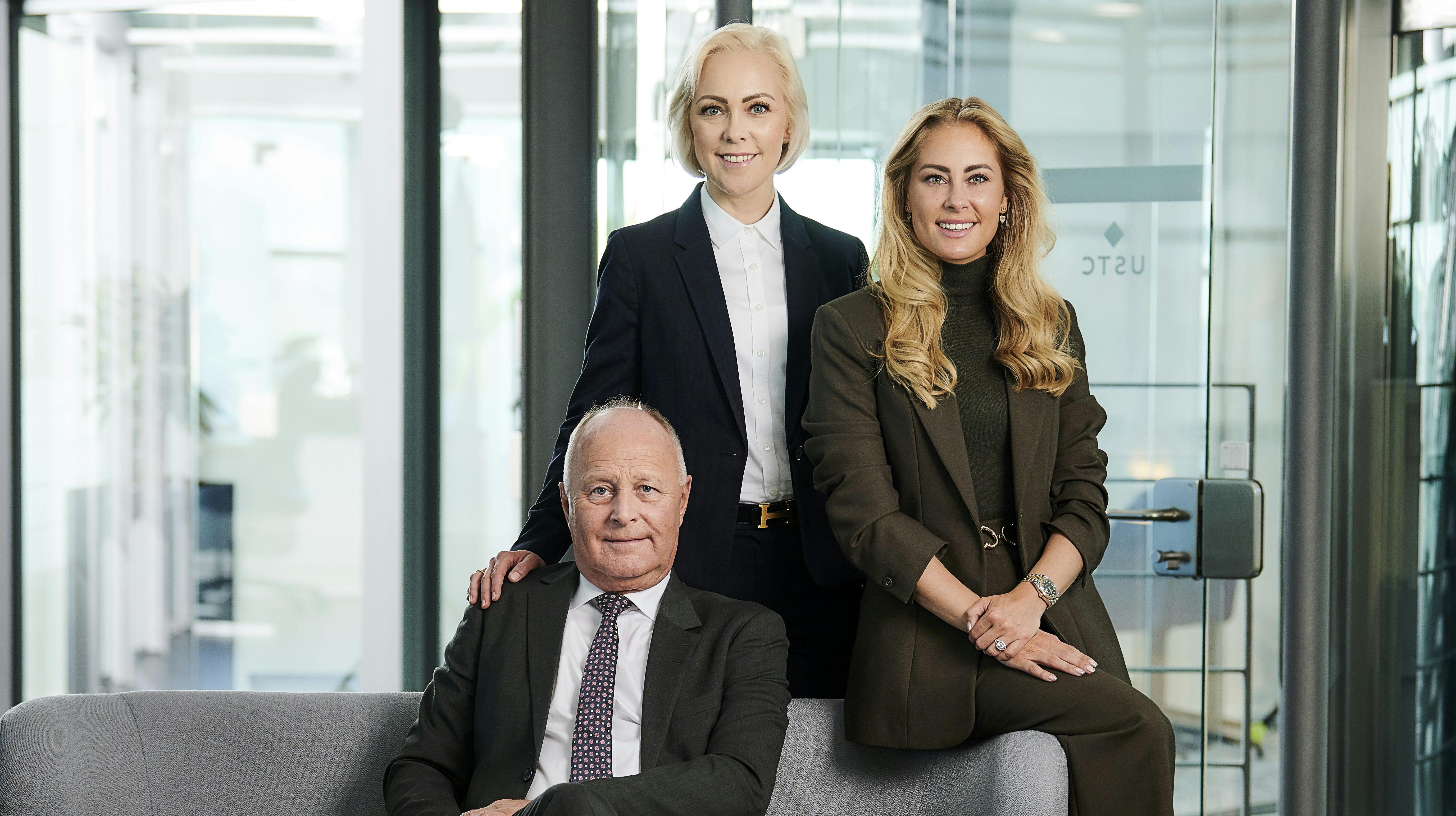 Torben Østergaard-Nielsen med døtrene Nina Østergaard Borris og Mia Østergaard Rechnitzer, som er ligeså forretningsmindede som deres far. De er sammen med ham hovedaktionær i selskabet Nordic Waste, der arbejder med at rense forurenet jord for at k