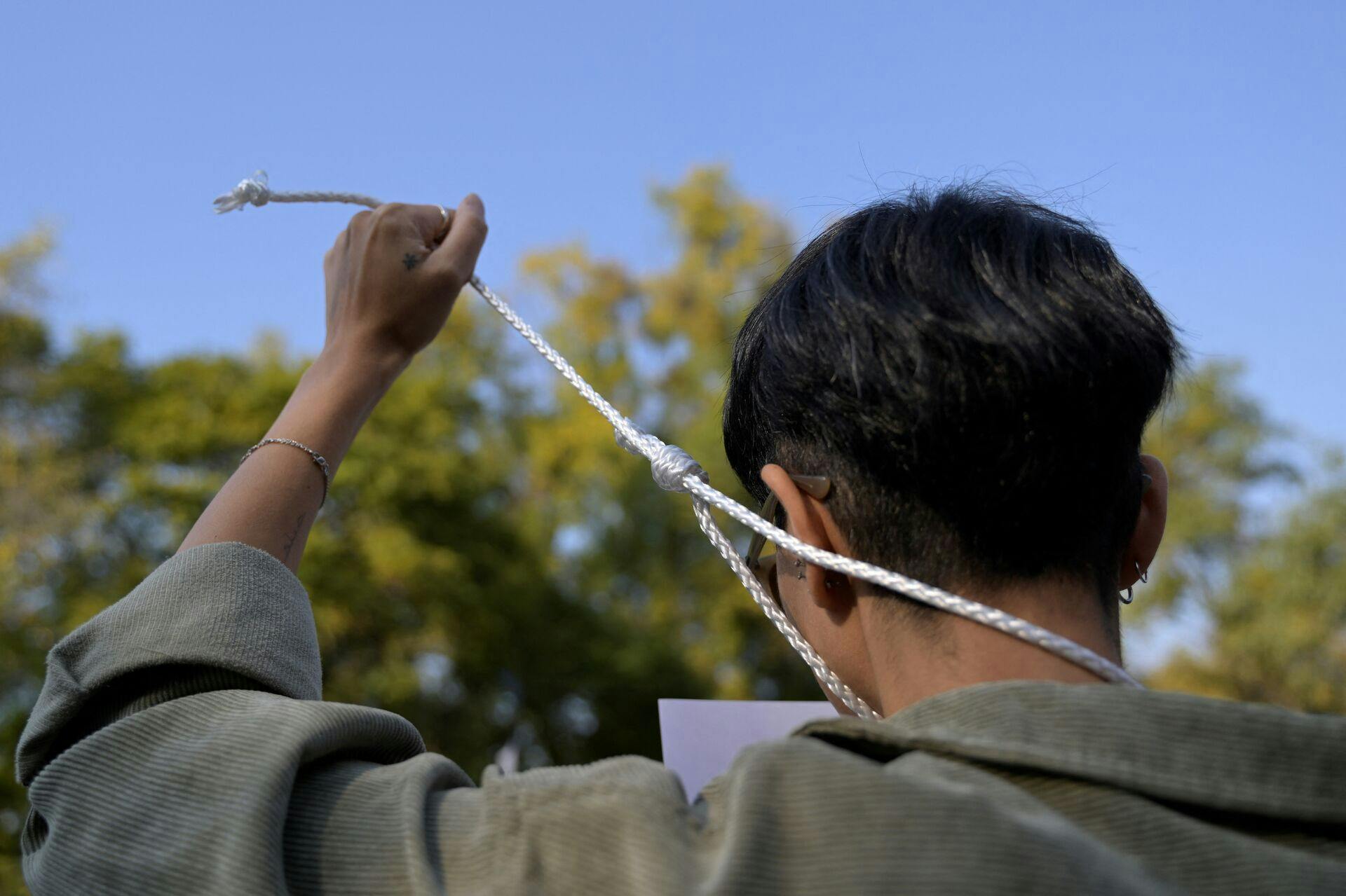 Det religiøse diktatur i Iran er berygtet for at gennemføre offentlige henrettelser, hvor den dødsdømte hænges fra en kran.