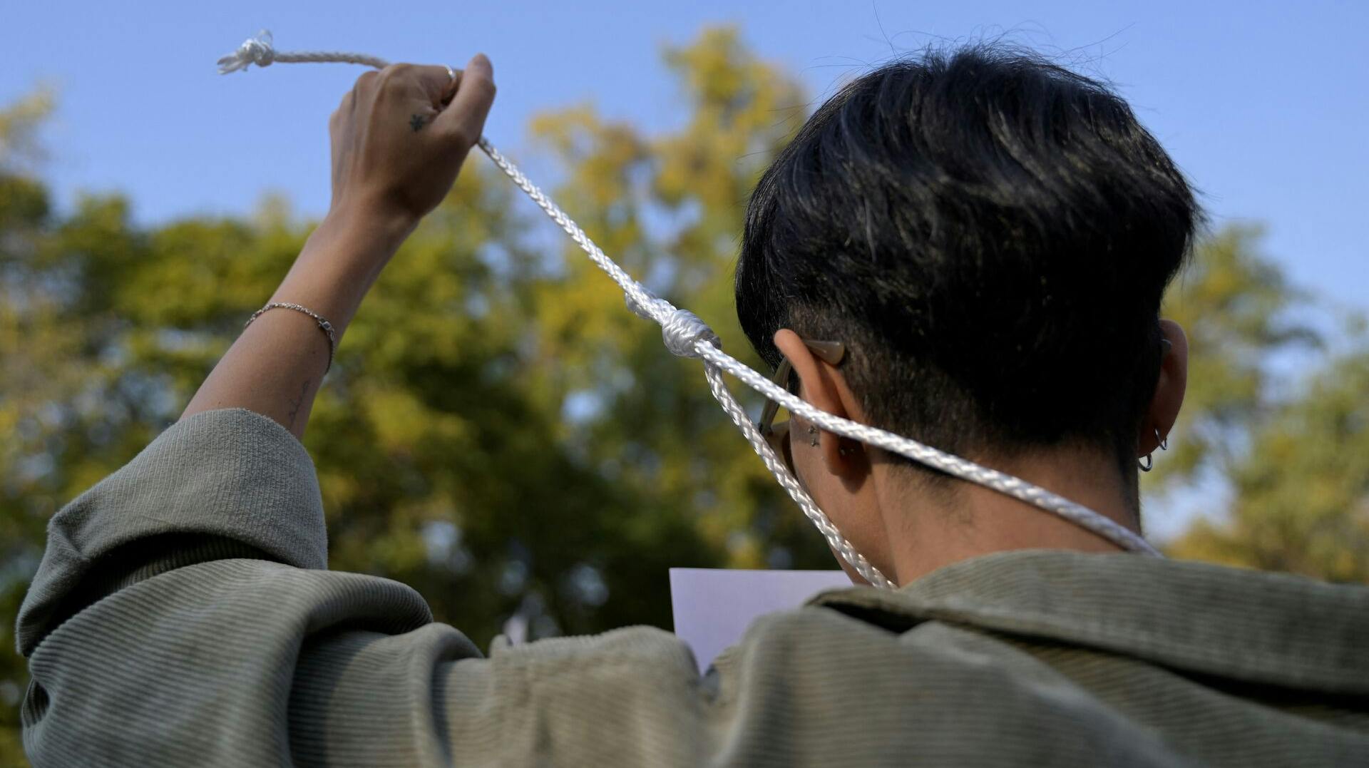 Det religiøse diktatur i Iran er berygtet for at gennemføre offentlige henrettelser, hvor den dødsdømte hænges fra en kran.