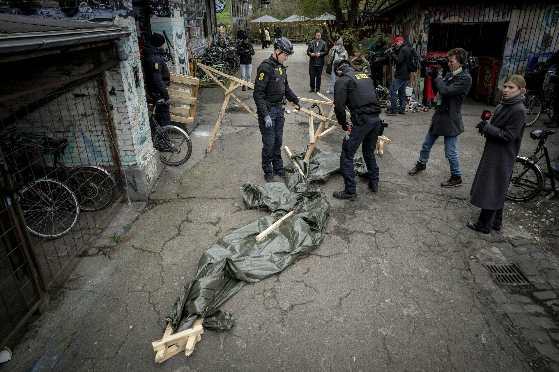 Politiet har - med pressen på slæb - gang på gang forsøgt at lukke pushernes gade på Christiania. Indtil videre uden held.