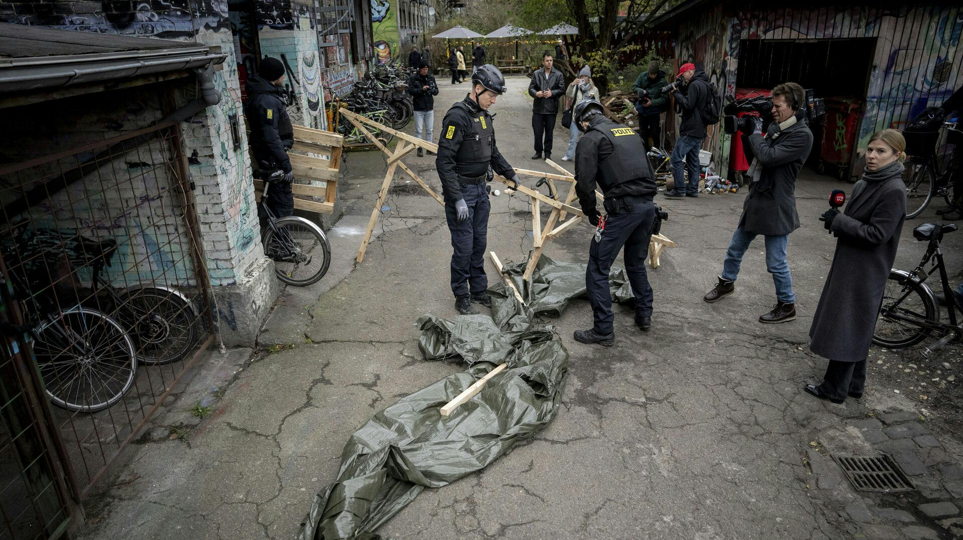 Politiet har - med pressen på slæb - gang på gang forsøgt at lukke pushernes gade på Christiania. Indtil videre uden held.