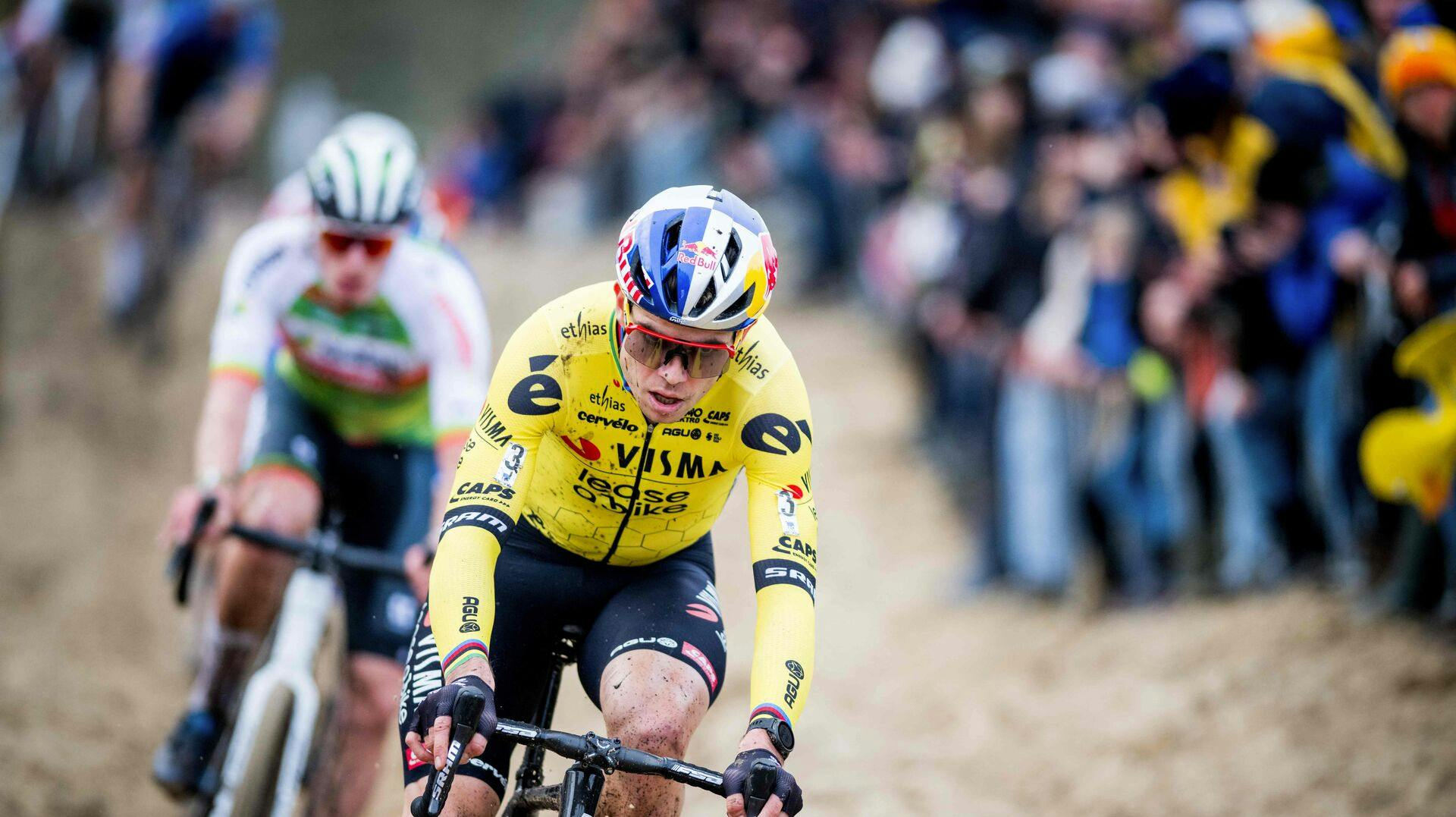 Wout van Aert fik på uheldig vis sparket sadlen af sin cykel under løbet. 