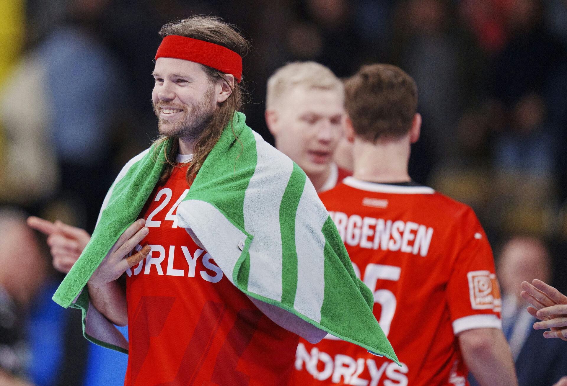 Varmen skal holdes under kampen, og det bruger Mikkel Hansen et grønt håndklæde til at gøre.