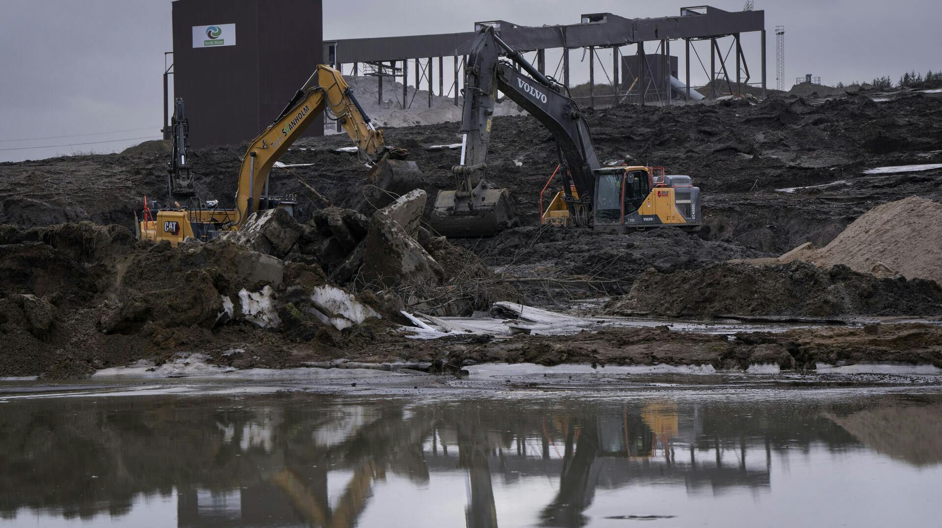 Der bliver arbejdet på højtryk med at fjerne jord fra Gammel Århusvej syd for Randers, hvor et jordskred fra Nordic Waste truer landsbyen Ølst, mandag den 22. januar 2024.. (Foto: Bo Amstrup/Ritzau Scanpix)