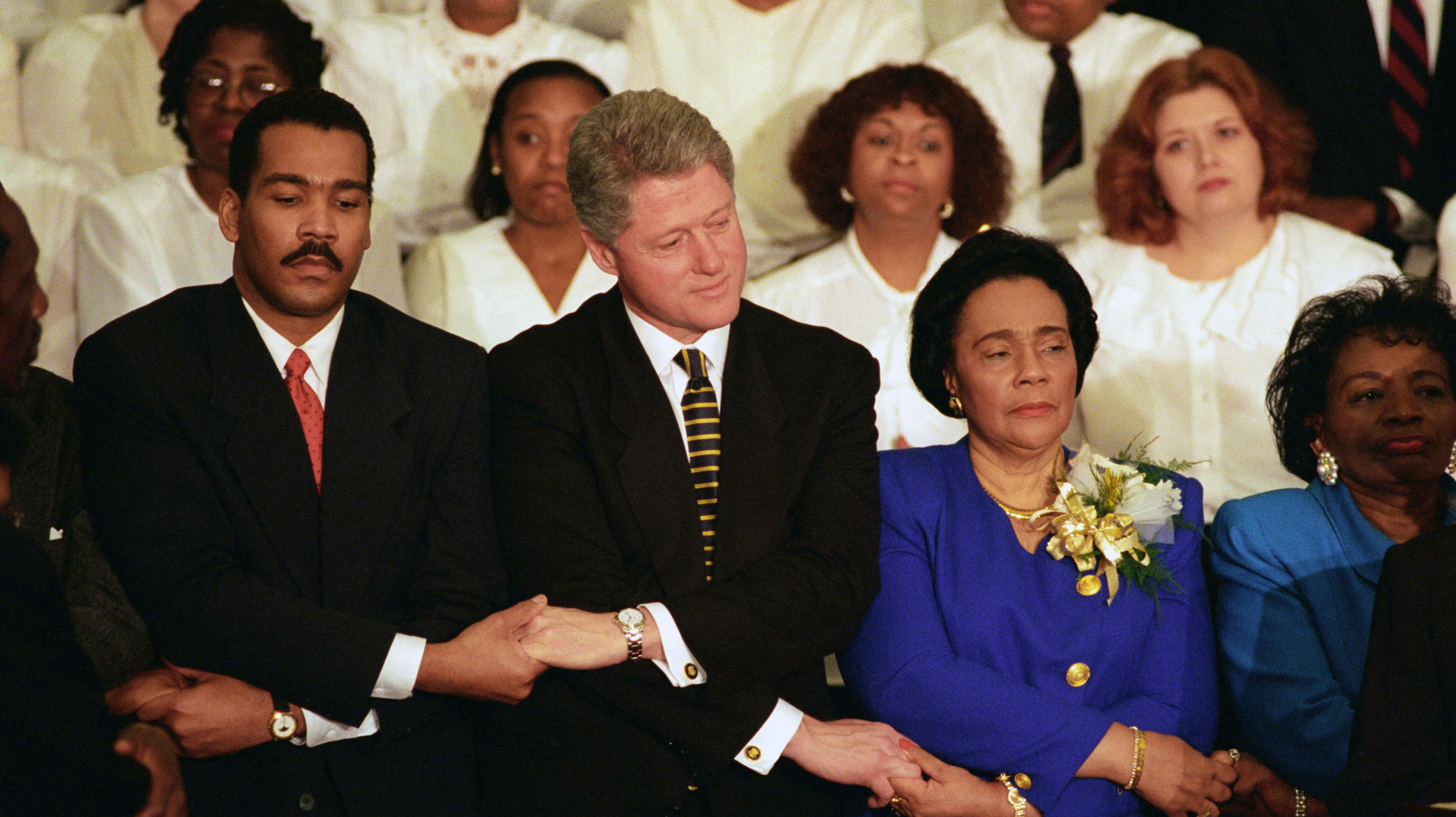 Her ses Dexter Scott King (til venstre) og hans mor Coretta Scott King (til højre) med Bill Clinton tilbage i 1996.