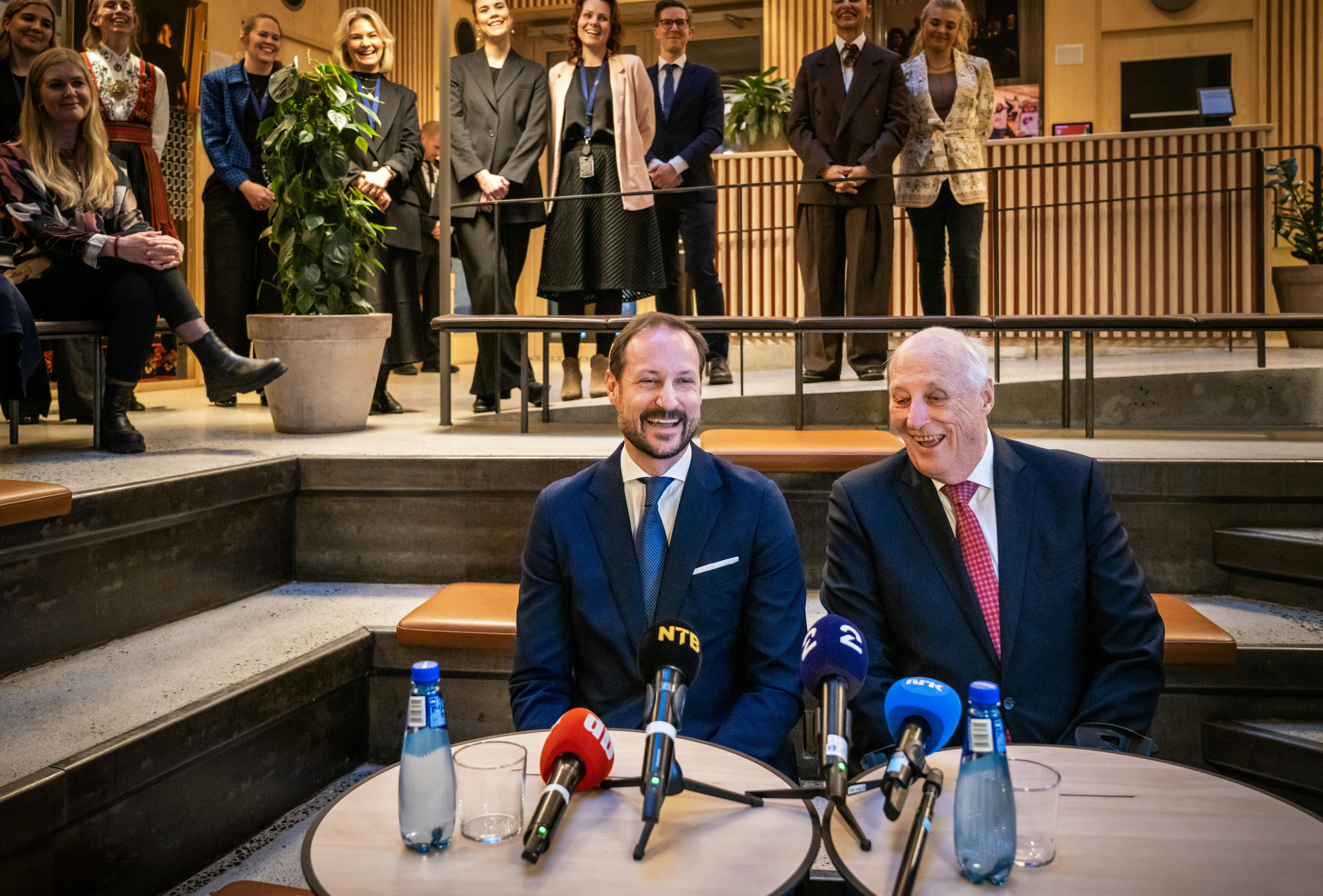 I modsætning til det danske kongehus stiller Norges konge og kronprins gerne op foran et hav af mikrofoner.
