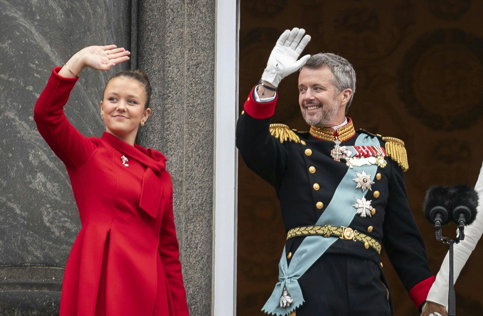 Da kong Frederik vinkede fra Christiansborgs balkon kunne man ane hans kostbare Shamballa-armbånd. Det vides ikke, om han selv har købt det, eller om det er en gave. Men megen omtale har det i hvert fald fået.