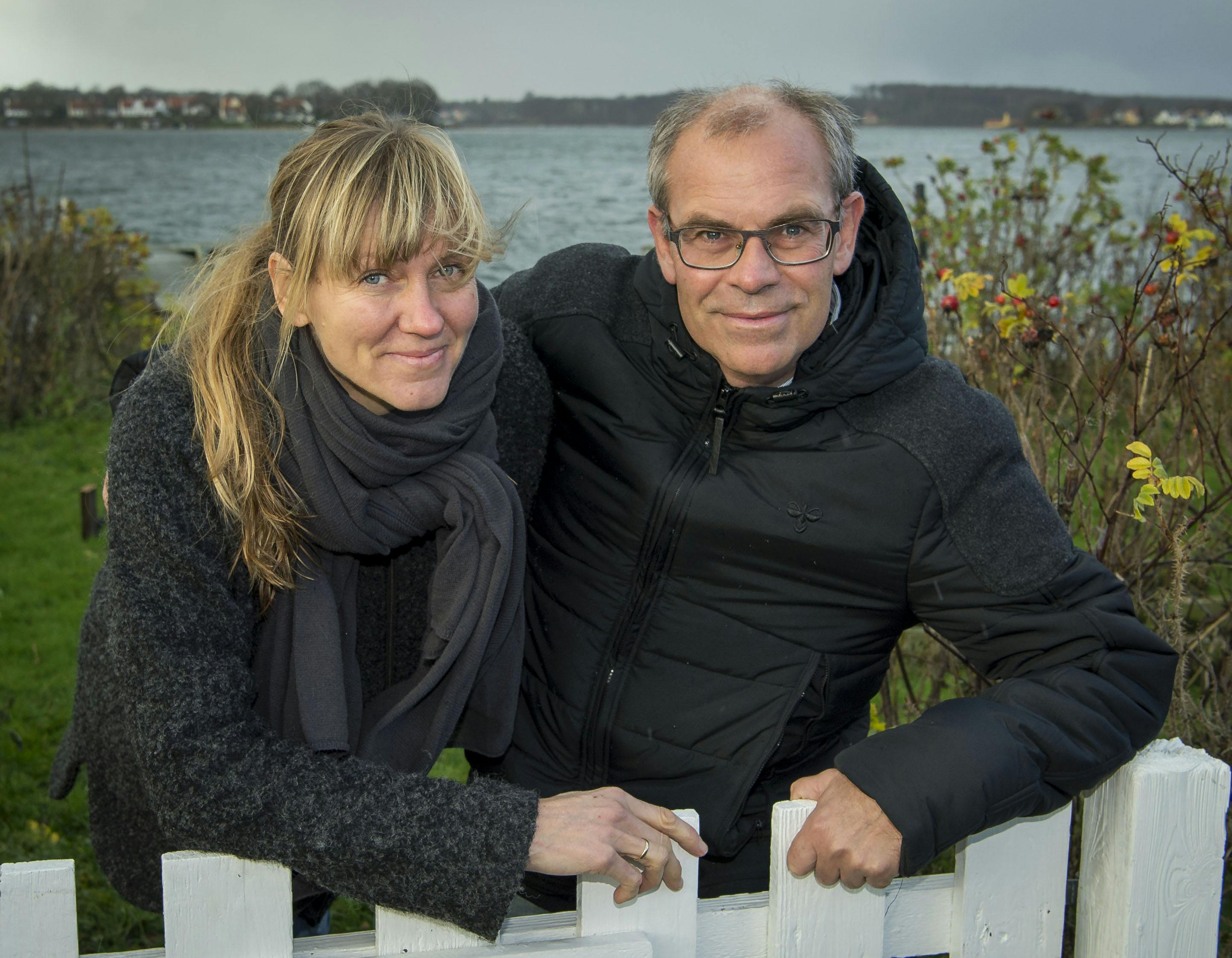 Jan og Berit Pytlick følger med hjemme fra Thurø. 