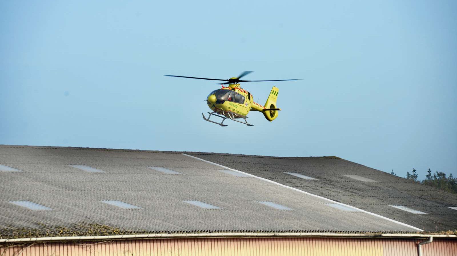 En mand er hentet i lægehelikopter, efter han er kommet alvorligt til skade i en soloulykke.