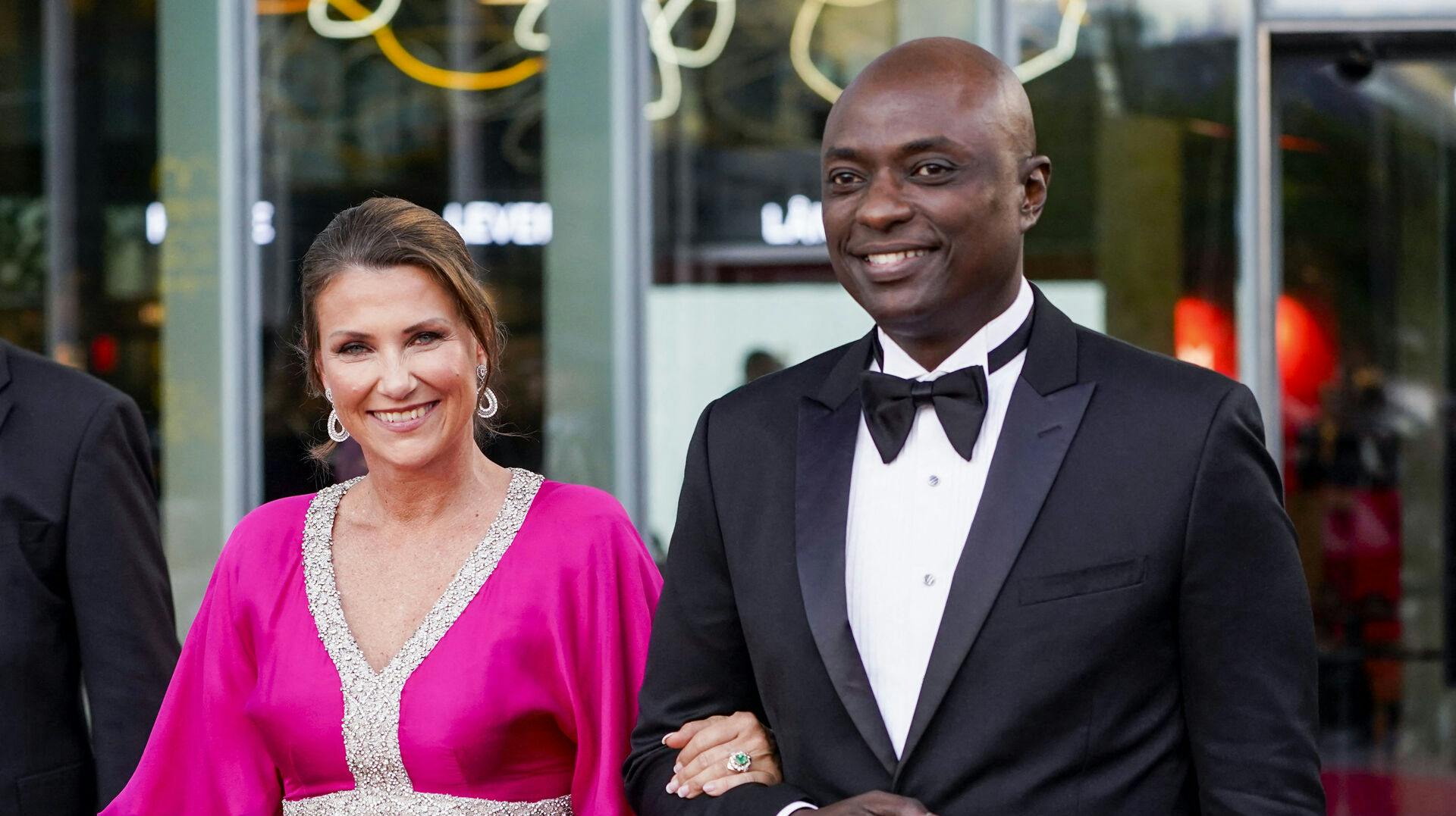 Prinsesse Märtha Louises forlovede, Shaman Durek Verrett, har fået kritik for sin behandlingsform. Nu forklarer han dog den kontroversielle kontrakt, som kunder skal underskrive inden en behandling.