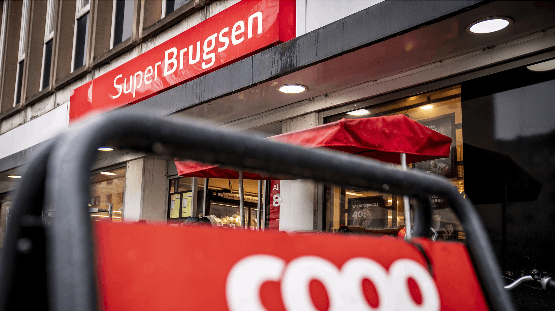 Det gik helt galt for to mænd, der tirsdag stjal fra Dagli'Brugsen i Tirstrup - det endte med at en 18-årig mand stak en person ude foran butikken.